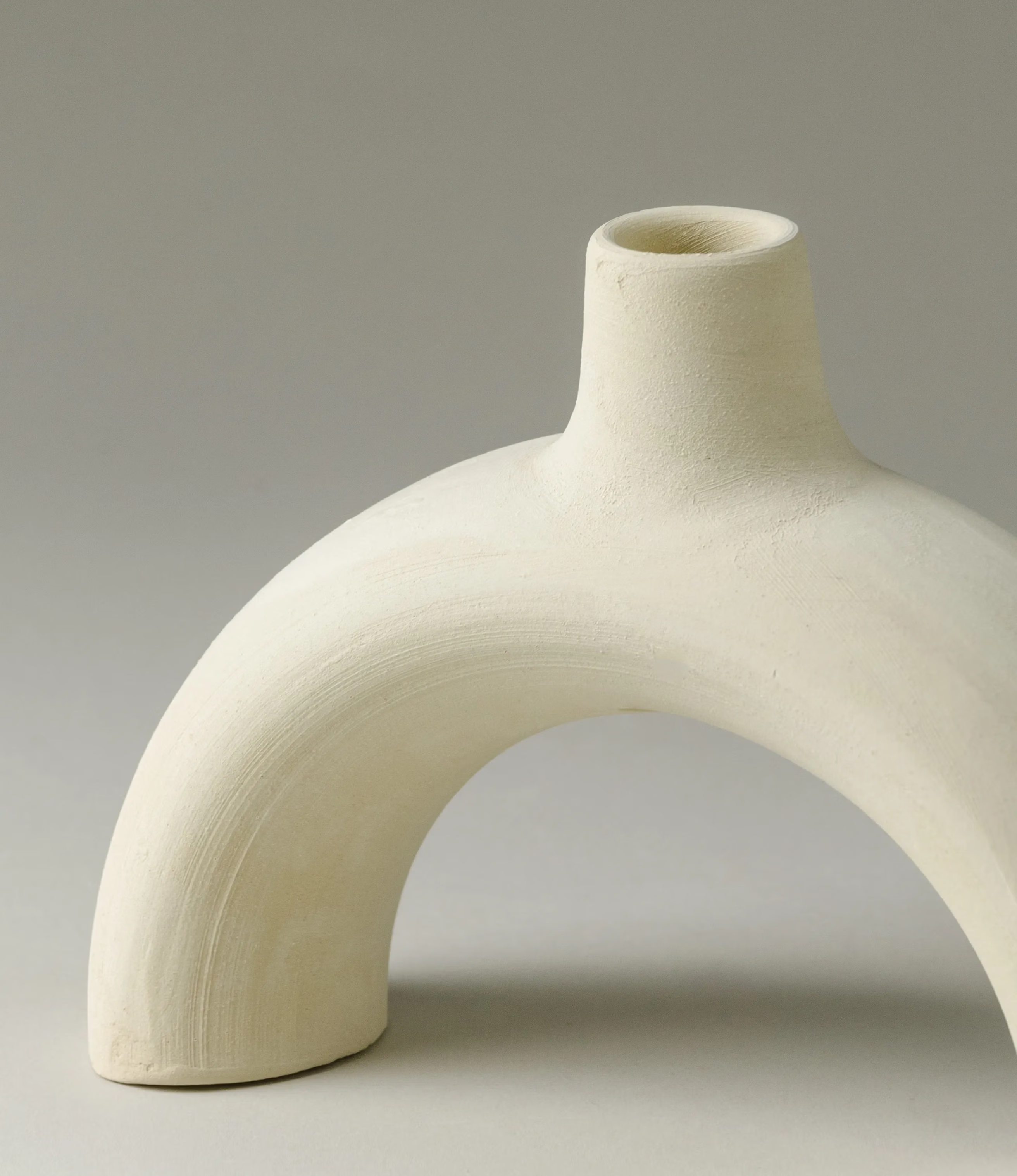 Arc Candle Holder from Alfareria La Nava comes in the color raw white. It has a matt, raw finishing.