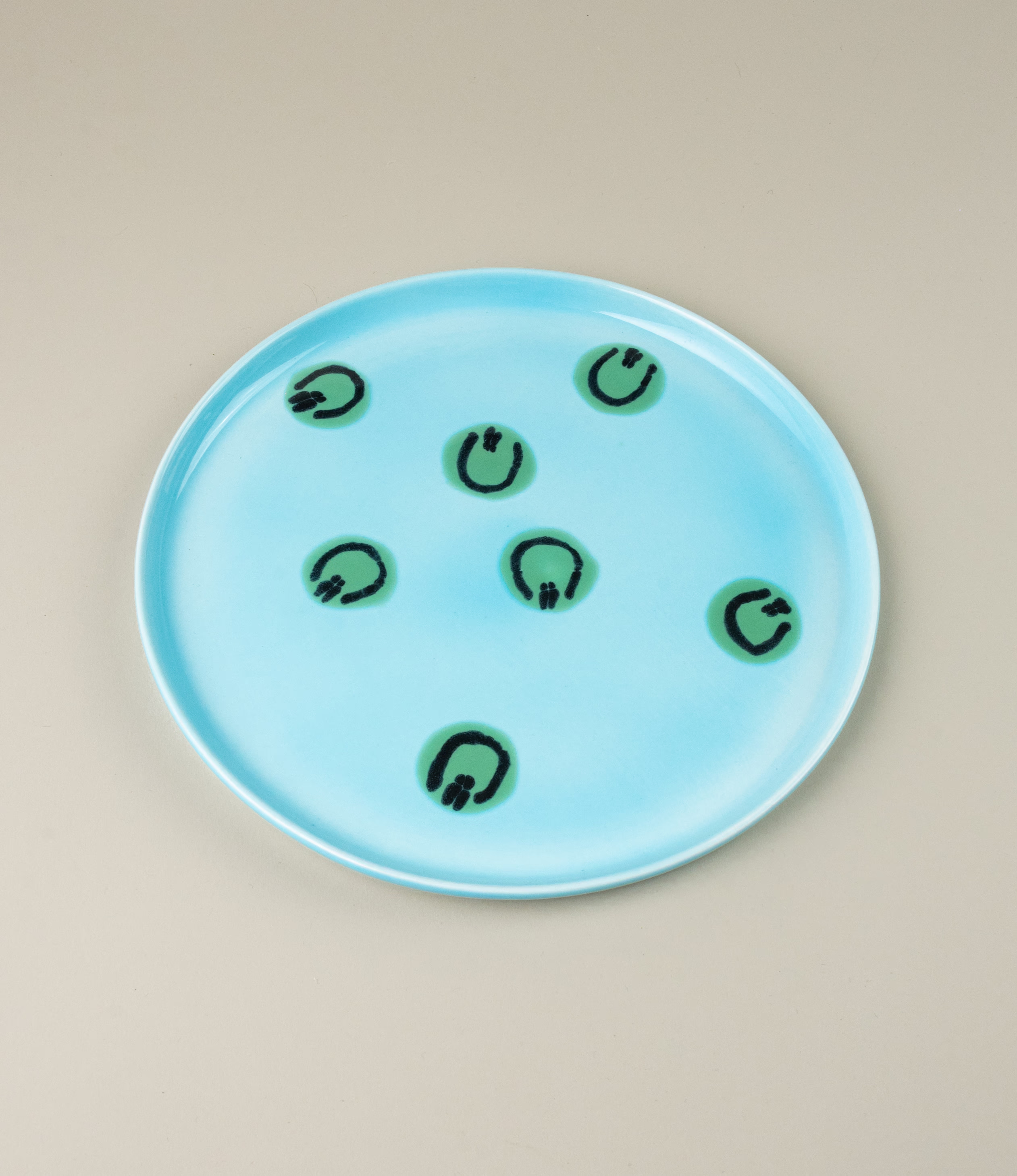 Frizbee Ceramics' Plate coming with the Blue Alien pattern on a light blue base.