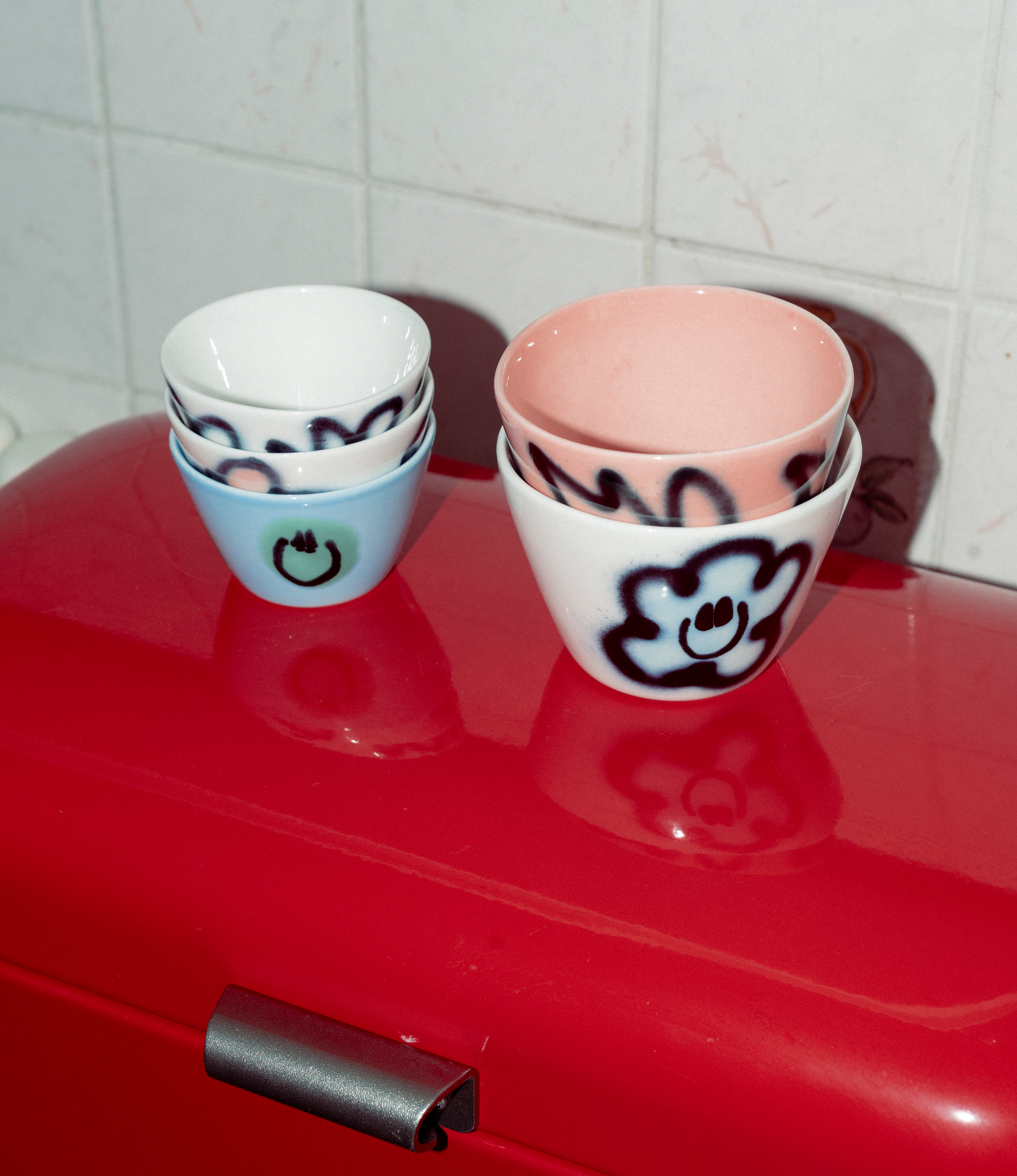 A cup collection from Frizbee Ceramics, including Super Cup Kawaii (Blue Alien, Peach Carne, Pizza Pizza) and Super Cup (Blue Carne and Peach Pizza).