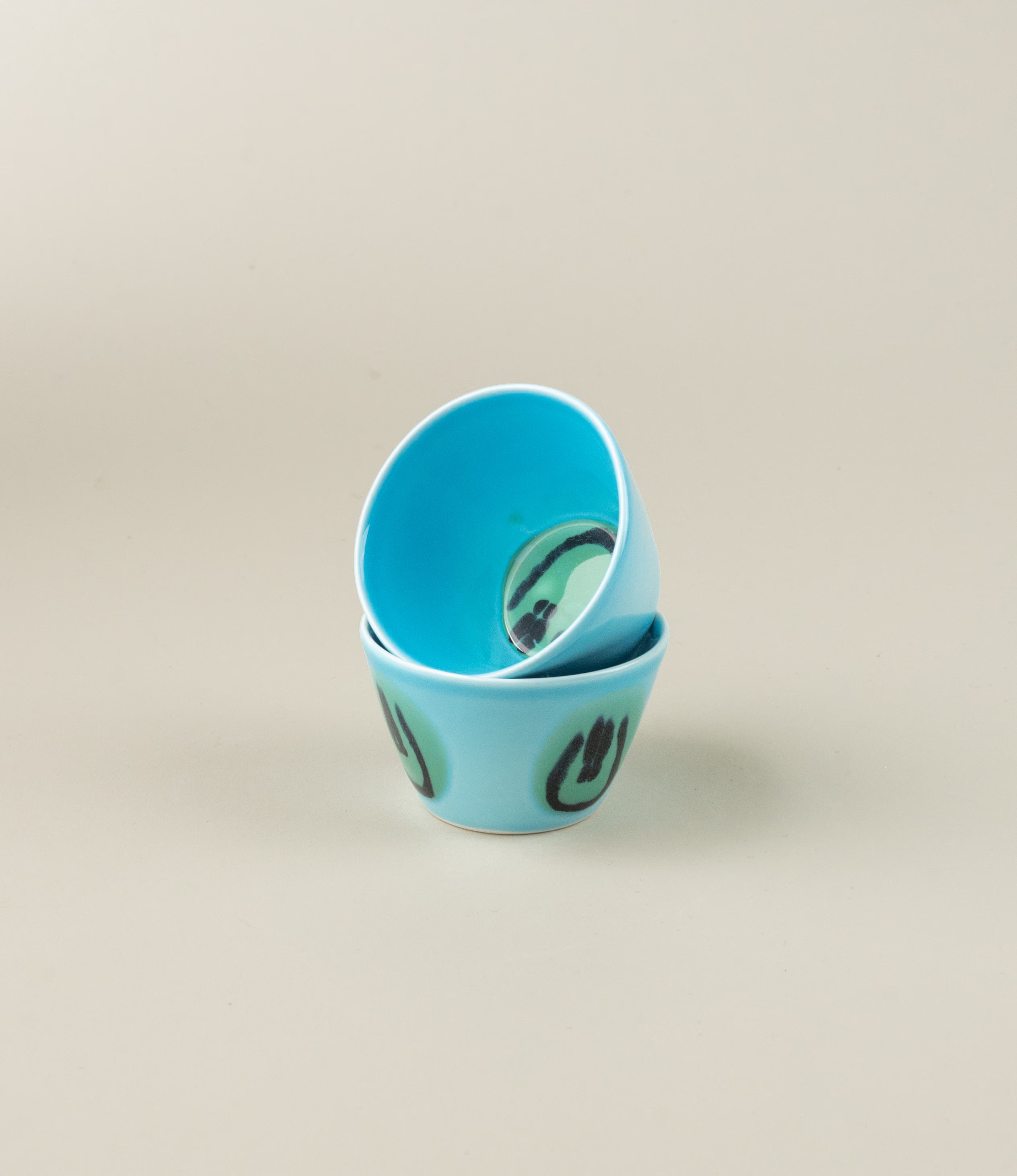 Super Cup Kawaii is the perfect maximalist espresso cup. Spice up your barista station with the blue alien pattern. The cup has a smiley in the inside as well. 