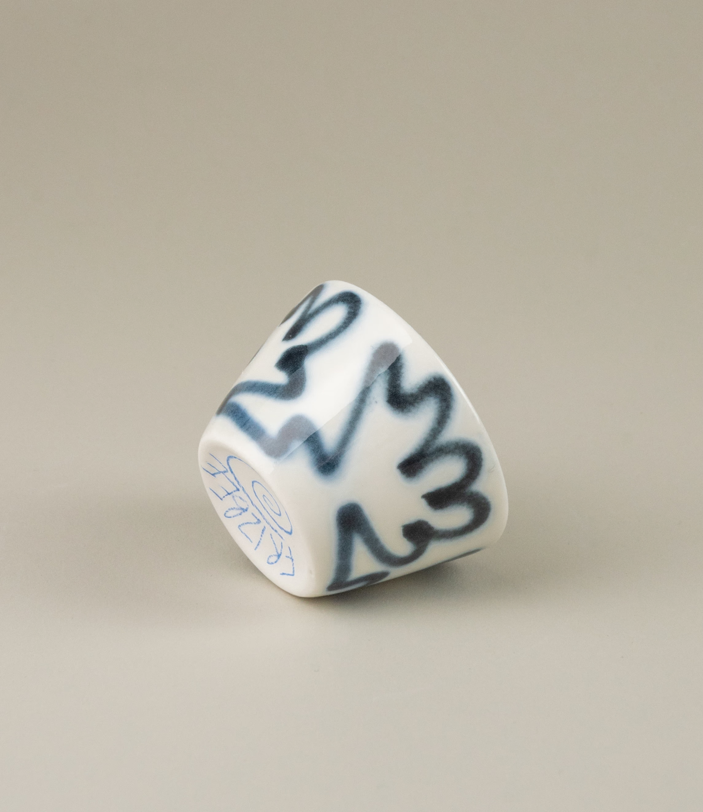 Super Cup Kawaii is the perfect maximalist espresso cup. Spice up your barista station with this unique zig-zag pattern. The texture of the pattern is similar to a graffiti.