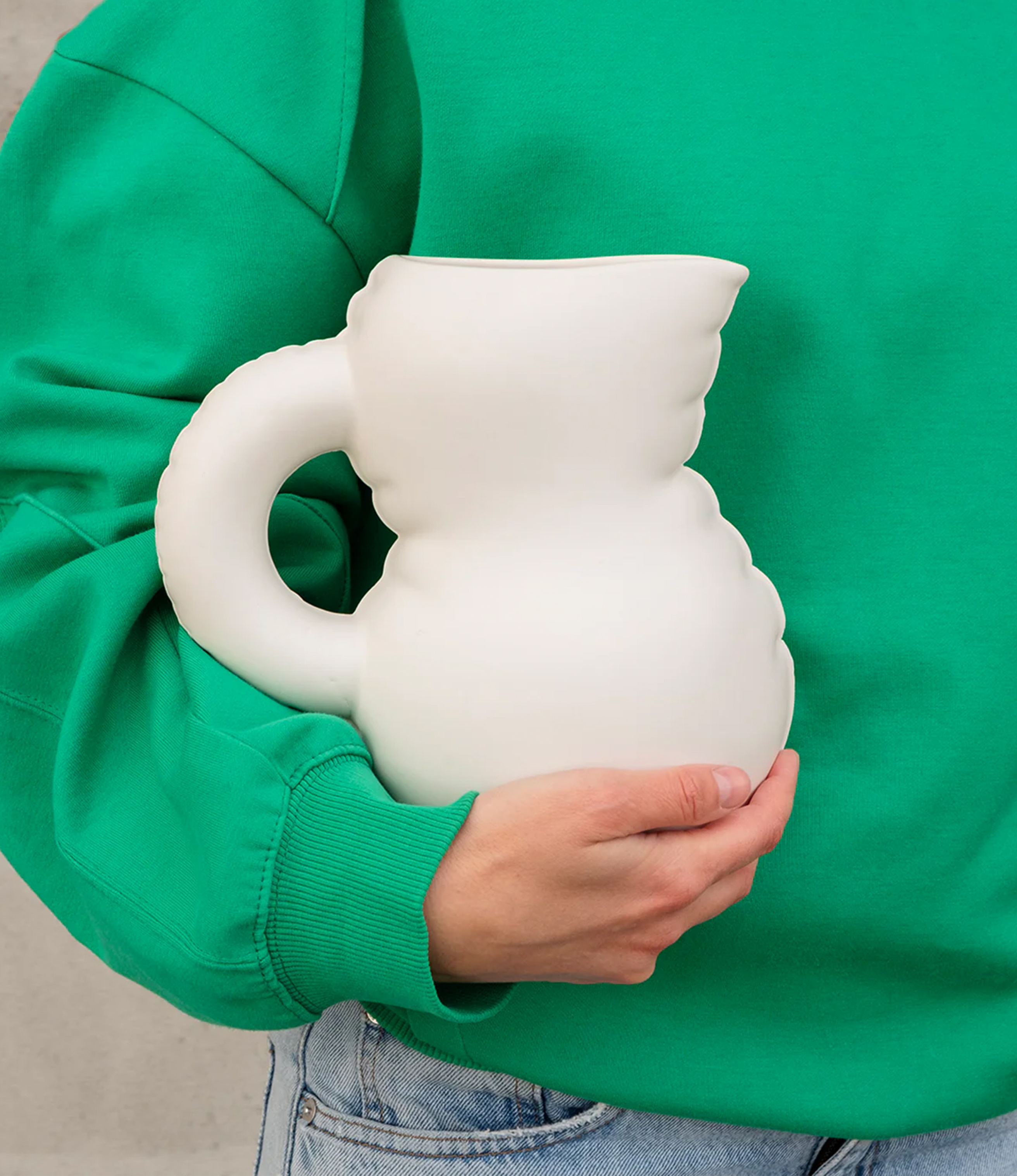 Emily jug bone held by a hand. The person on the picture is wearing a green pullover.