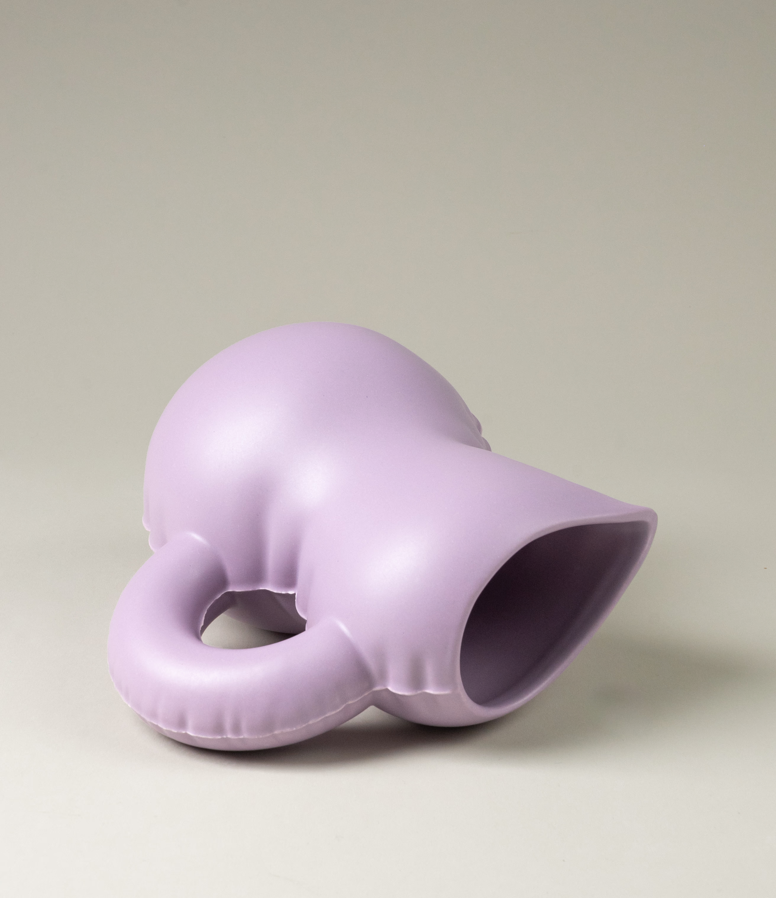 Jug called 'Emily' from Homestudyo comes in the soothing pastel lila color. The product looks like an inflated balloon but was made from ceramic.