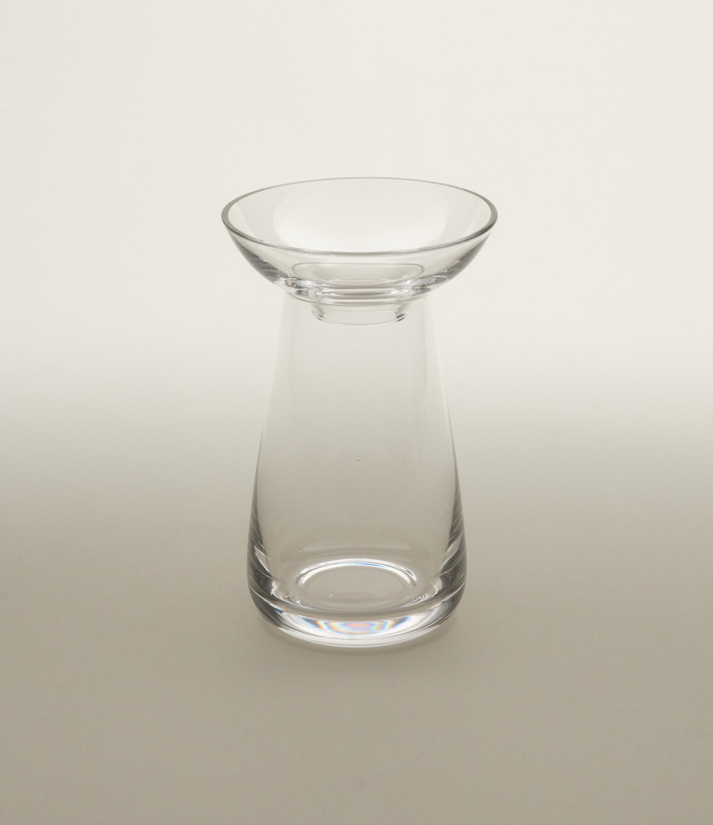 Aqua Culture Vase small from Kinto is a vase to grow new plants. The vase consists of two pieces, a base and a dish for the top, which holds the bulbs, seeds or leaves. This variant is made of a clear glass.