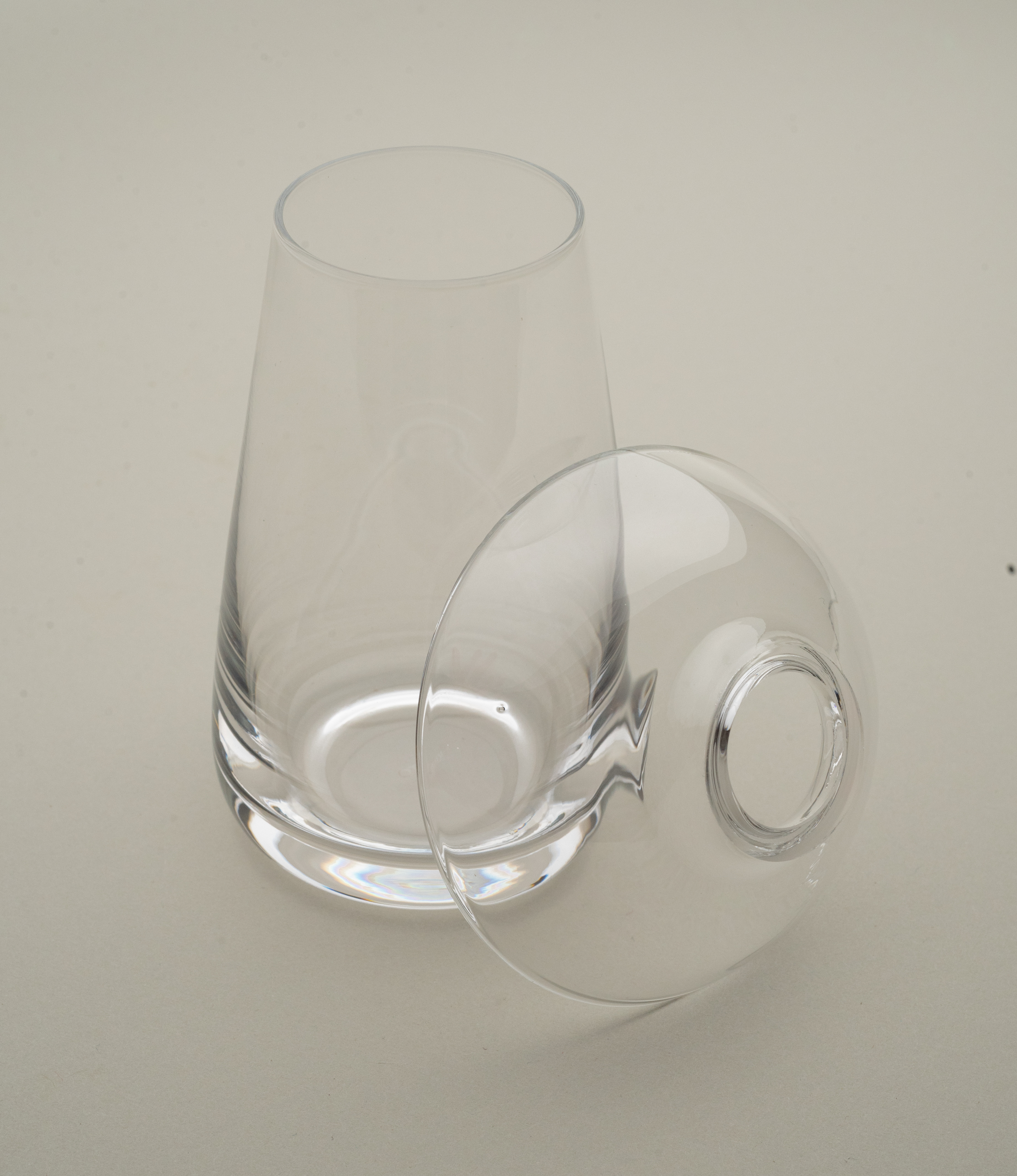 Aqua Culture Vase small from Kinto is a vase to grow new plants. The vase consists of two pieces, a base and a dish for the top, which holds the bulbs, seeds or leaves. This variant is made of a clear glass.