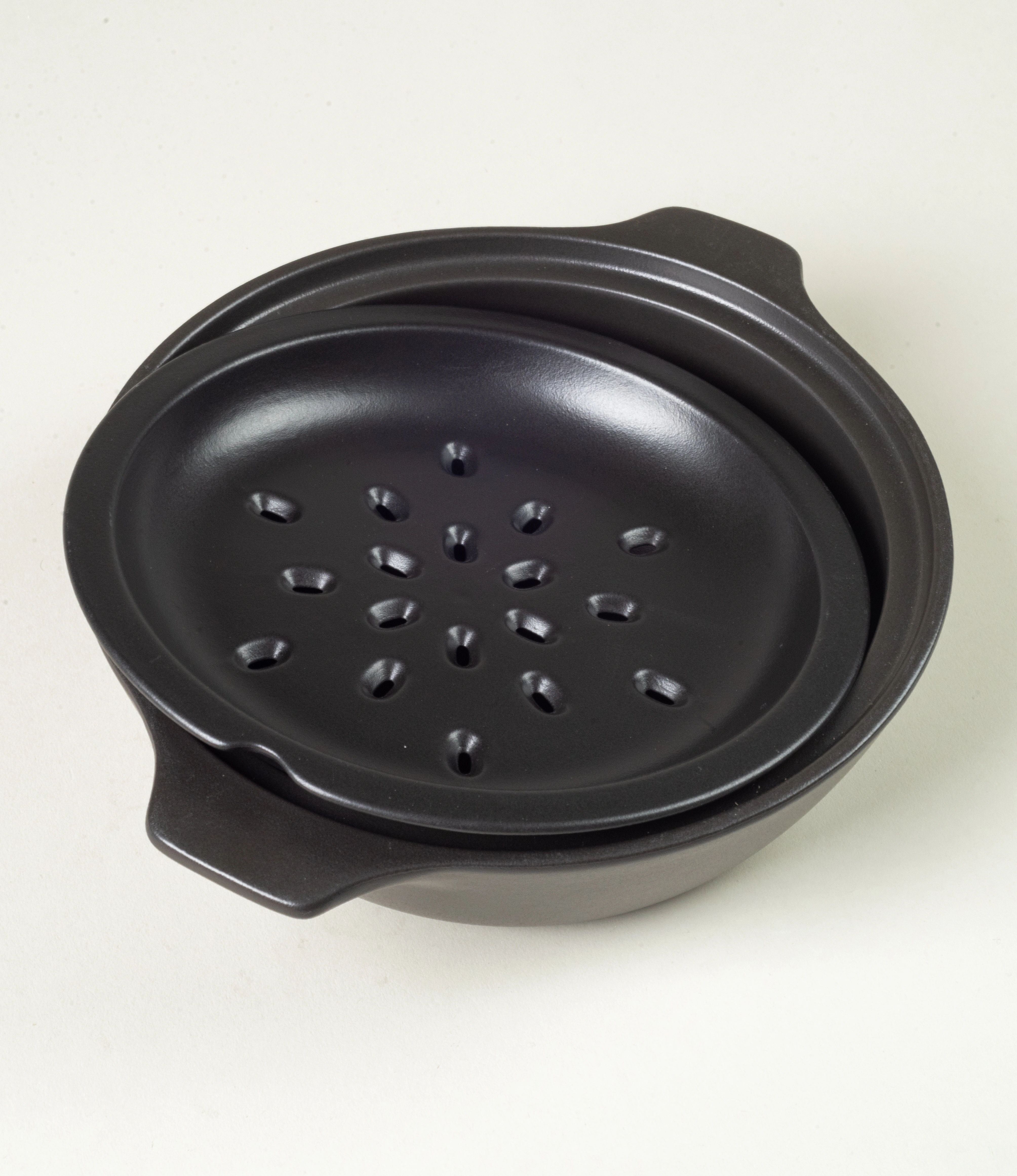 Kakomi is a clay pot made to steam, simmer, and stew. The pot is coming in a black color.
