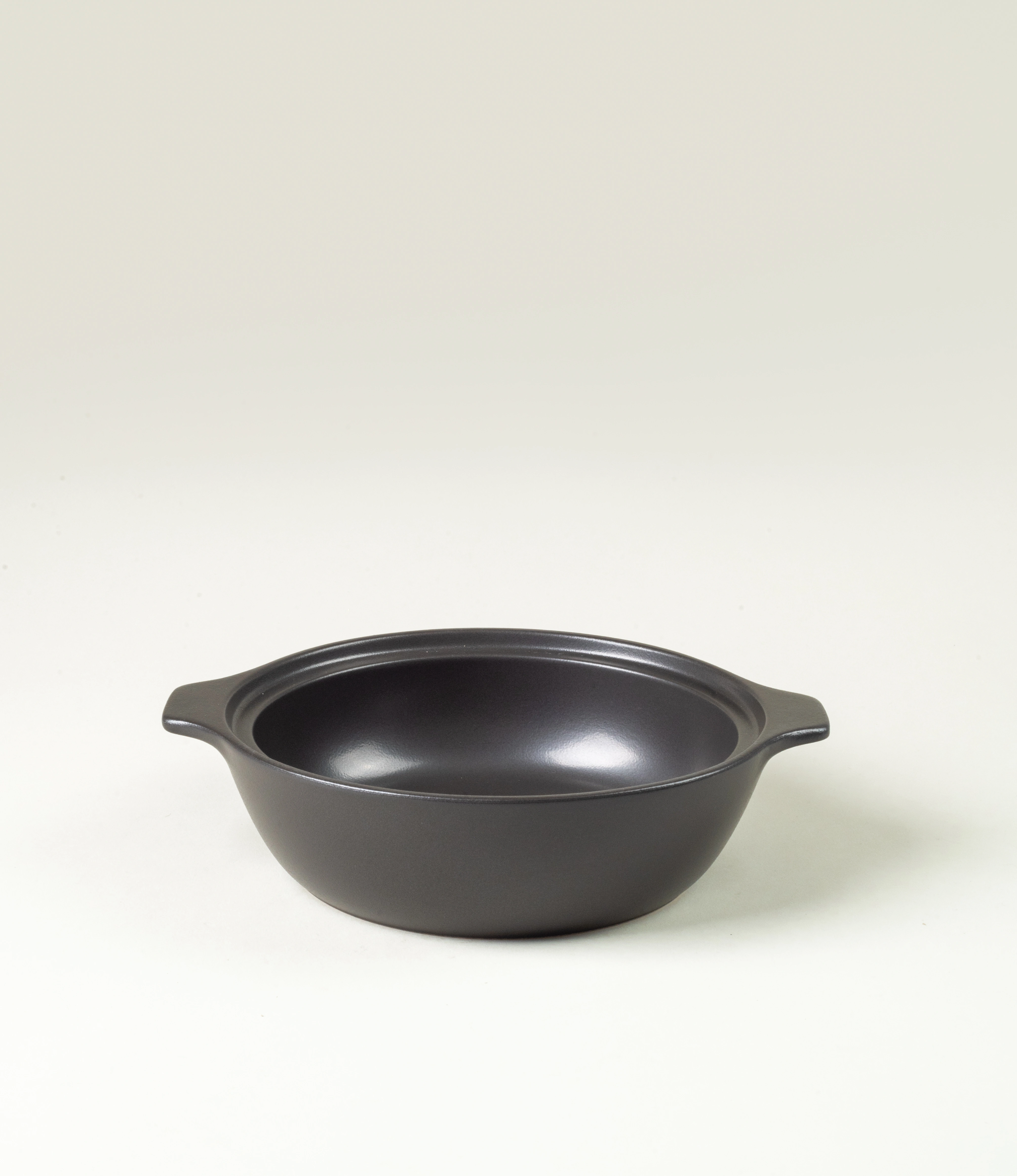Kakomi is a clay pot made to steam, simmer, and stew. The pot is coming in a black color.