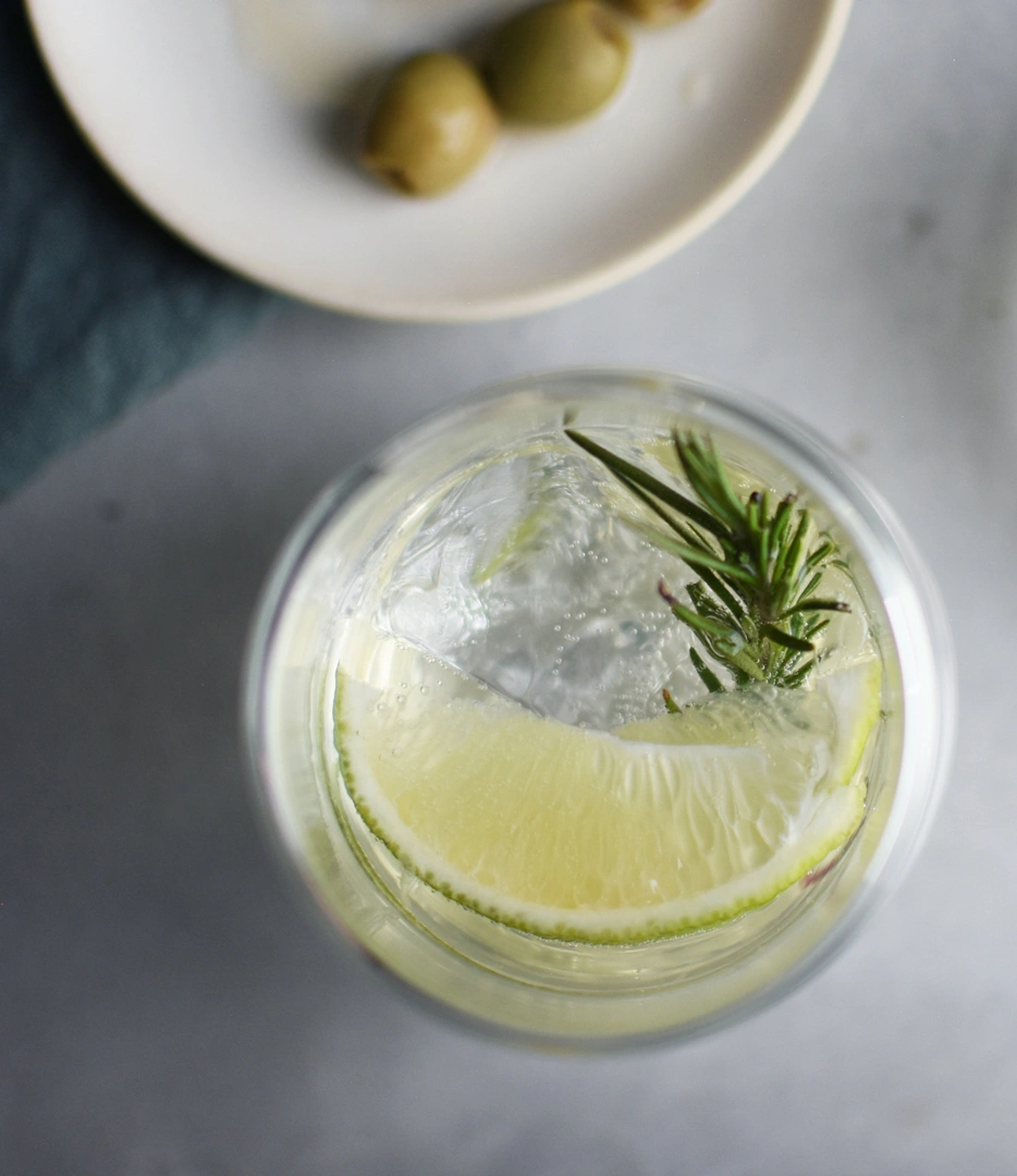 Kronos Iced Tea Glass from the Japanese brand called Kinto. The glass is double walled and perfectly clear. The glass can hold 350ml of liquid. On the picture the item is in use, there is soda and lemons inside the glass.