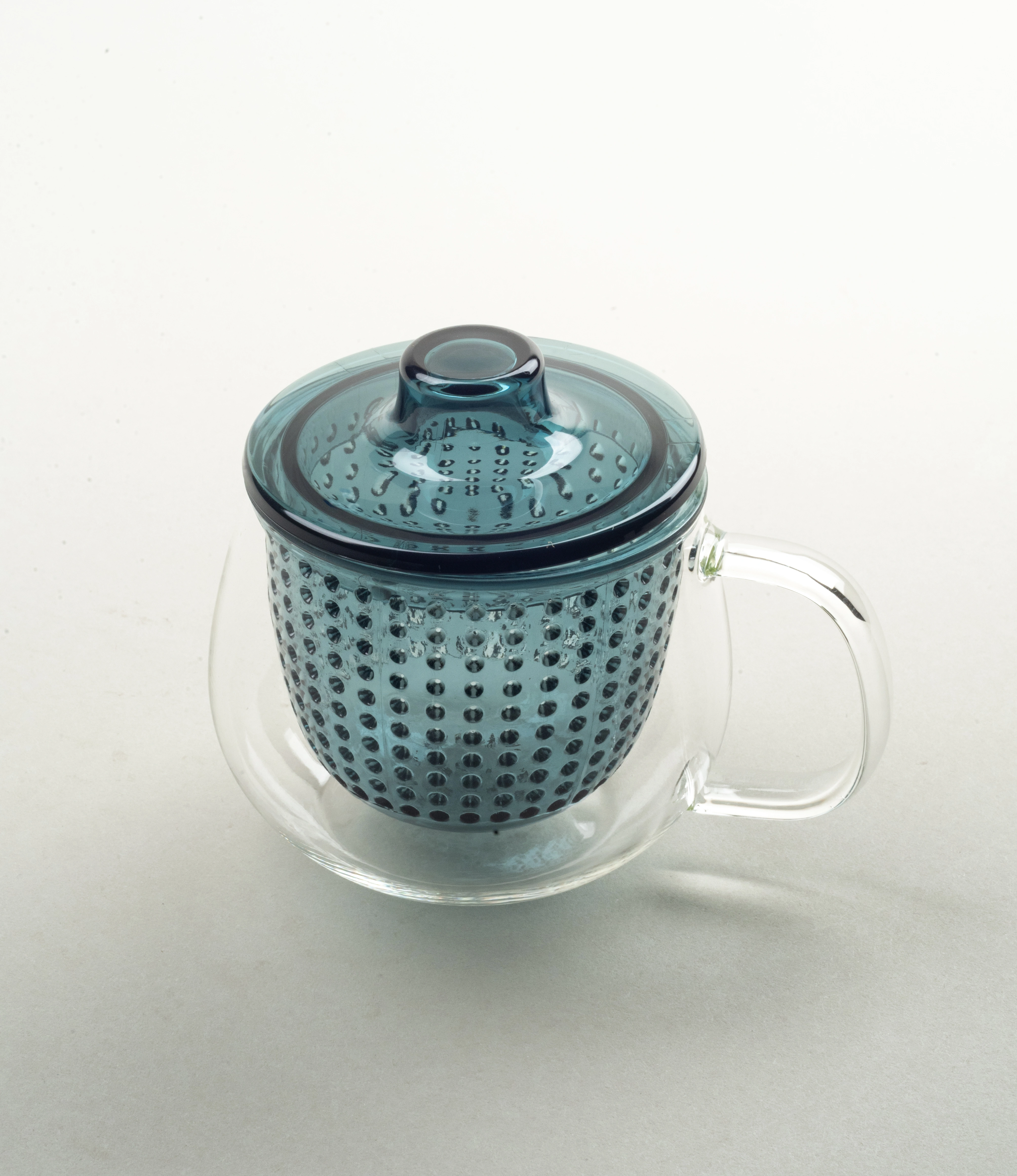 Close shot of the Unimug teapot made out of heat resistant glass with a navy blue color