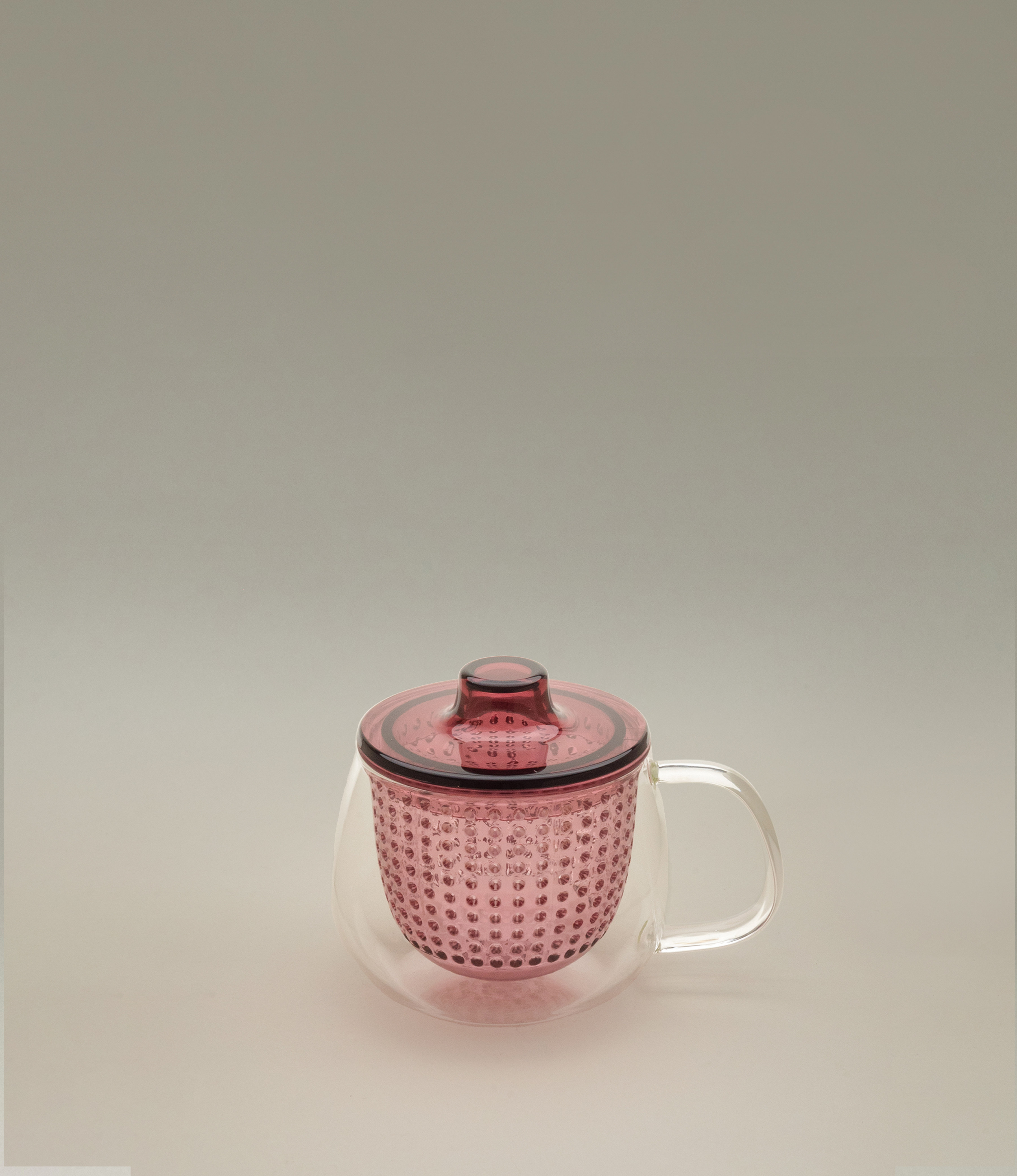 Unimug from the japanese brand 'Kinto' is the perfect mug for you to brew your tea at home. The glass cup and brewer is colored in wine red, which makes it more visible.