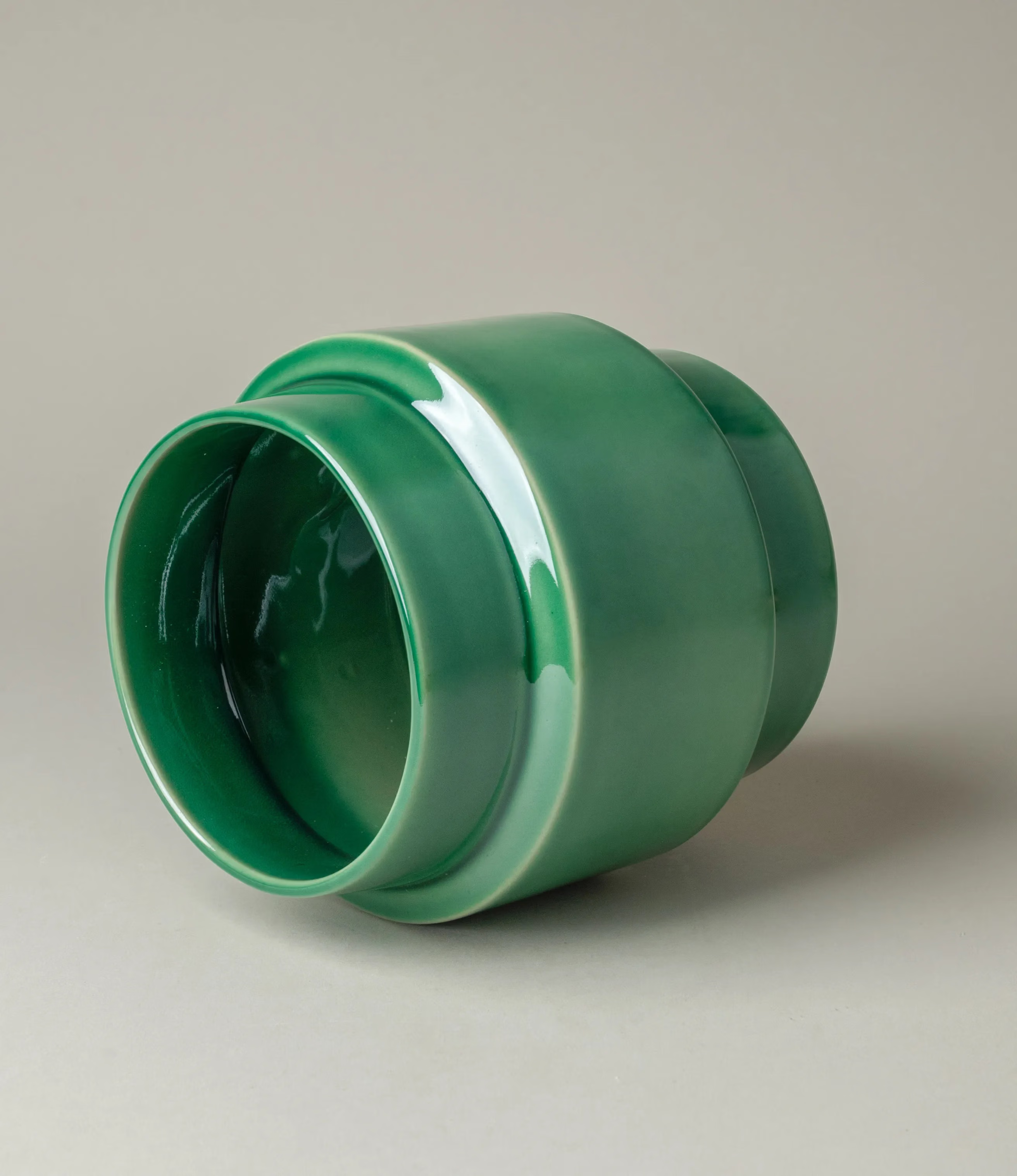 Ne Buoy was designed by Nova Casa Atlantica. The planter has a green color with a glossy glaze. 