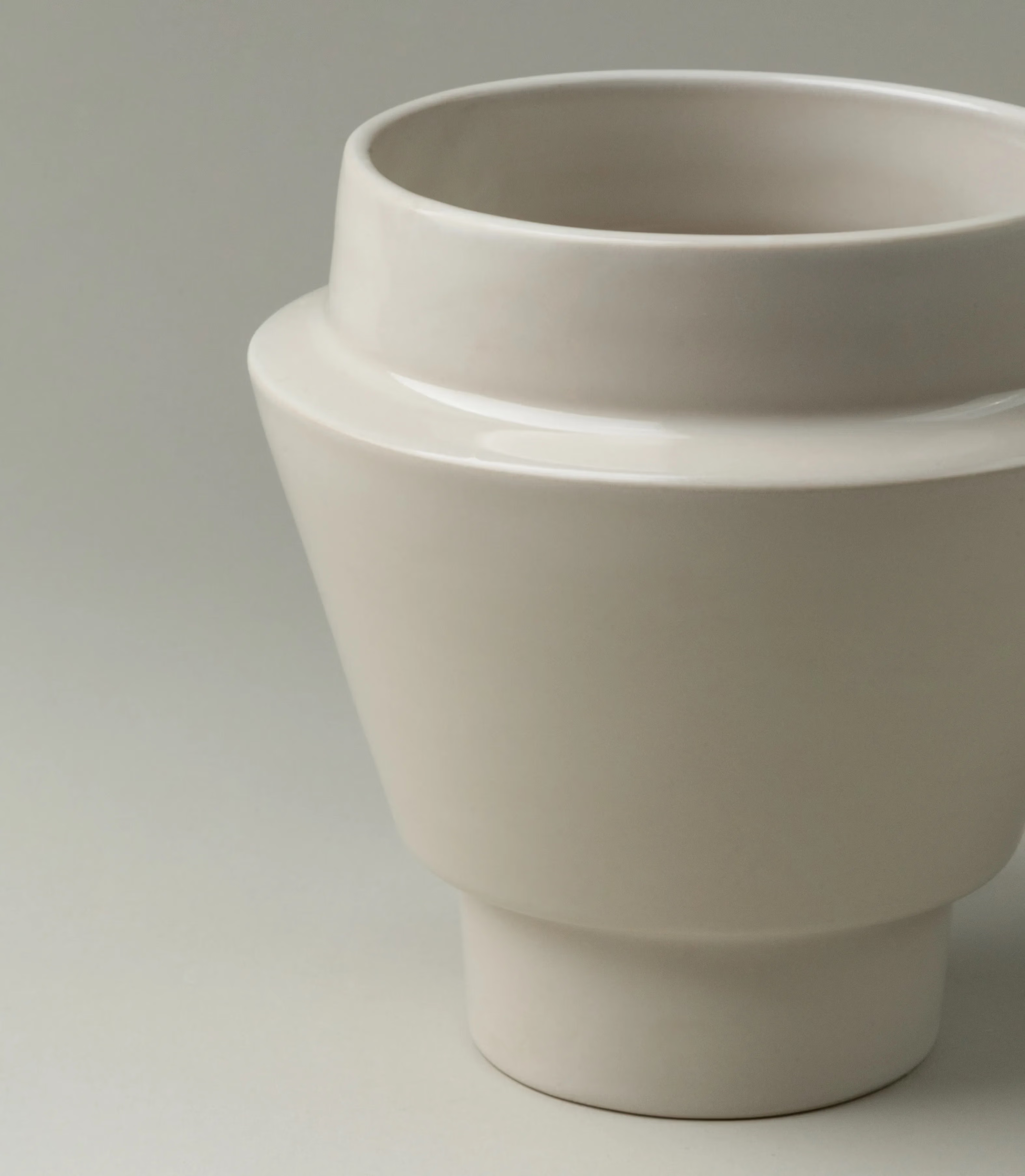 SW Buoy Planter from Nova Casa Atlantica comes in a white color. The product is glazed and has a glossy finishing.