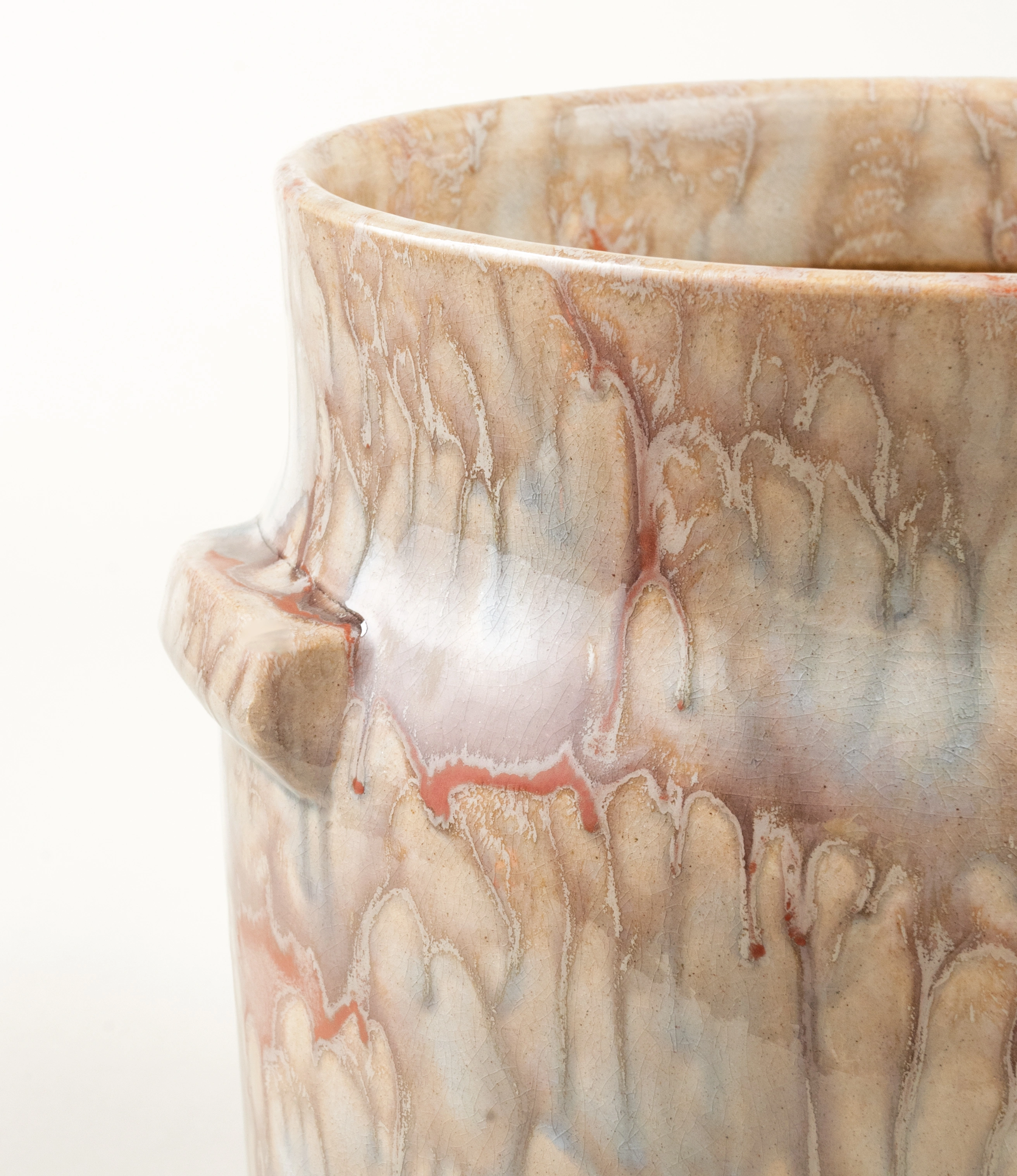 Mistique Planter from Serax is a rather large plant pot. The item has a dripping pattern all over it in a light beige hue. The enchanting pattern is unique to each pot due to the its handmade characteristic. This picture is a closeup and it shows the pattern clearly.