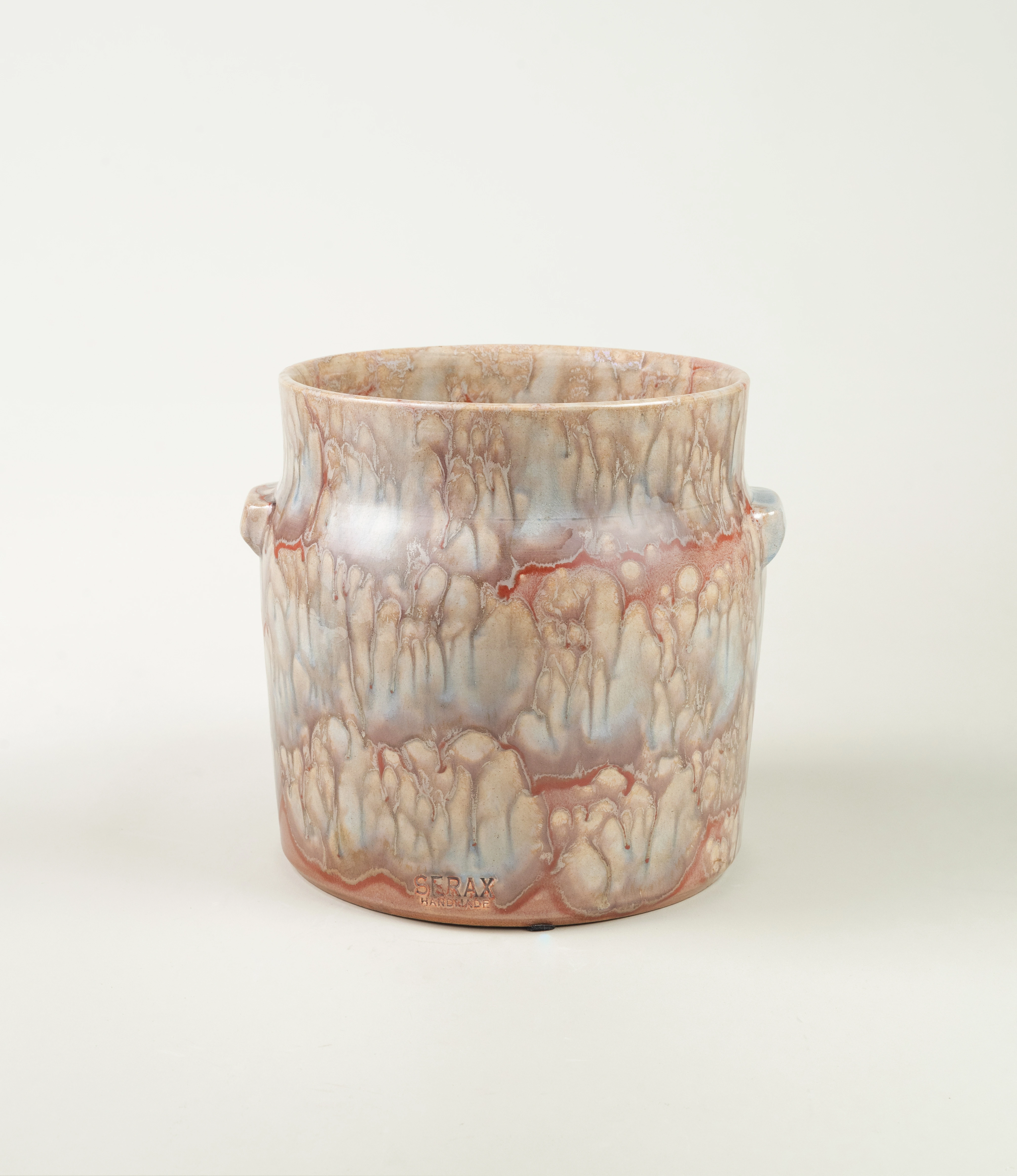 Mistique Planter from Serax is a rather large plant pot. The item has a dripping pattern all over it in a light beige hue. The enchanting pattern is unique to each pot due to the its handmade characteristic.