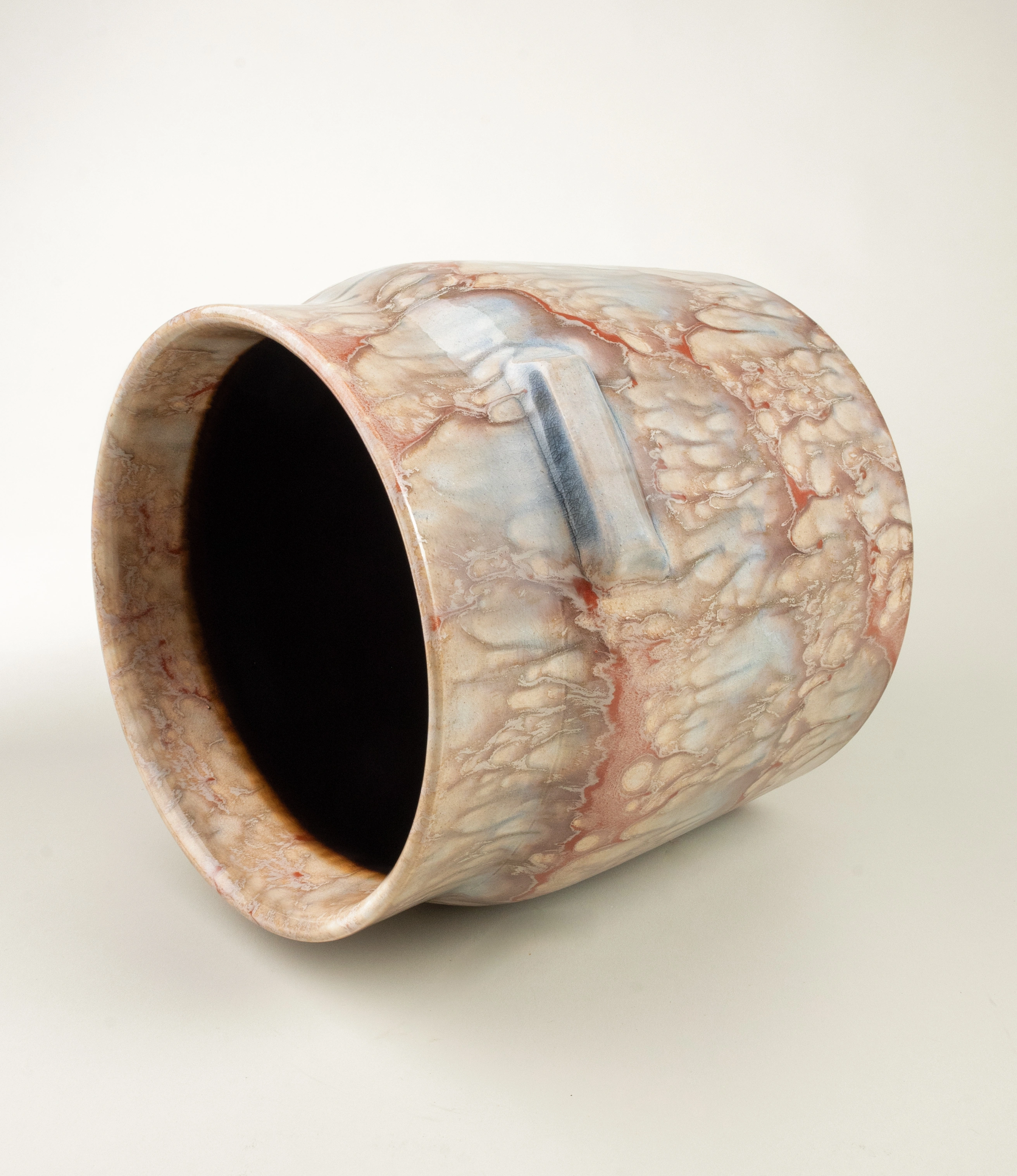 Mistique Planter from Serax is a rather large plant pot. The item has a dripping pattern all over it in a light beige hue. The enchanting pattern is unique to each pot due to the its handmade characteristic.