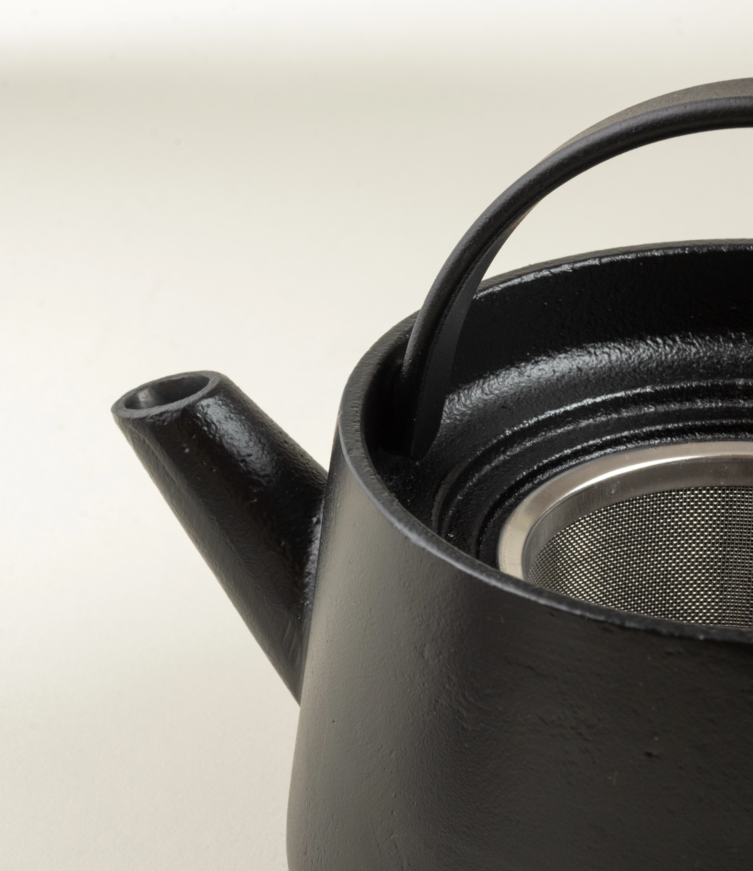 Inku Tea Pot from Serax is a black cast iron item. The shape is simple and functional. There is a steel strainer inside which closes with the cast iron lid. The handle is on the top of the product.