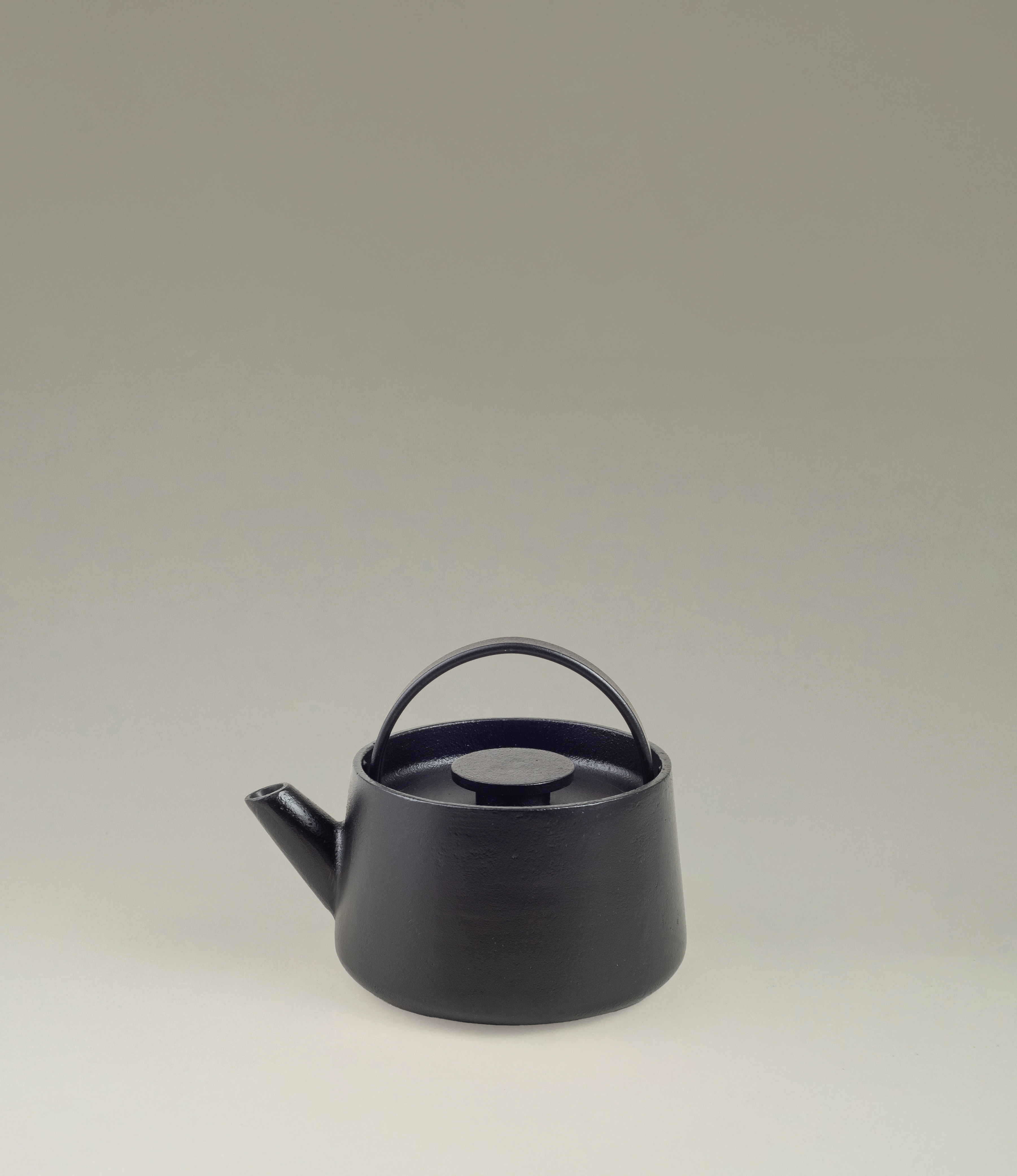 Inku Tea Pot from Serax is a black cast iron item. The shape is simple and functional. There is a steel strainer inside which closes with the cast iron lid. The handle is on the top of the product.