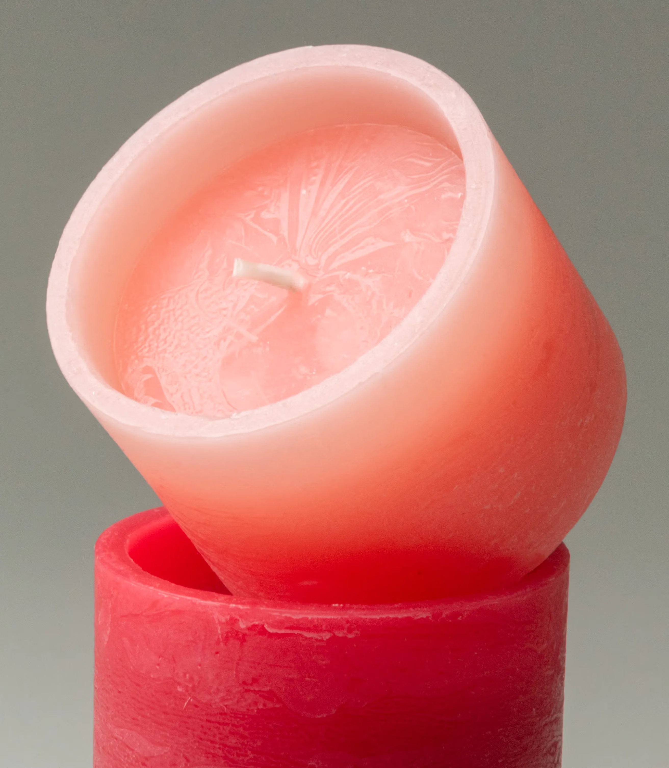 Candl Stack from Stan Editons is a playful item, you can rearrange the parts of the item as you wish. The parts are colored red, rose and blue. This is a detail photo of the product.