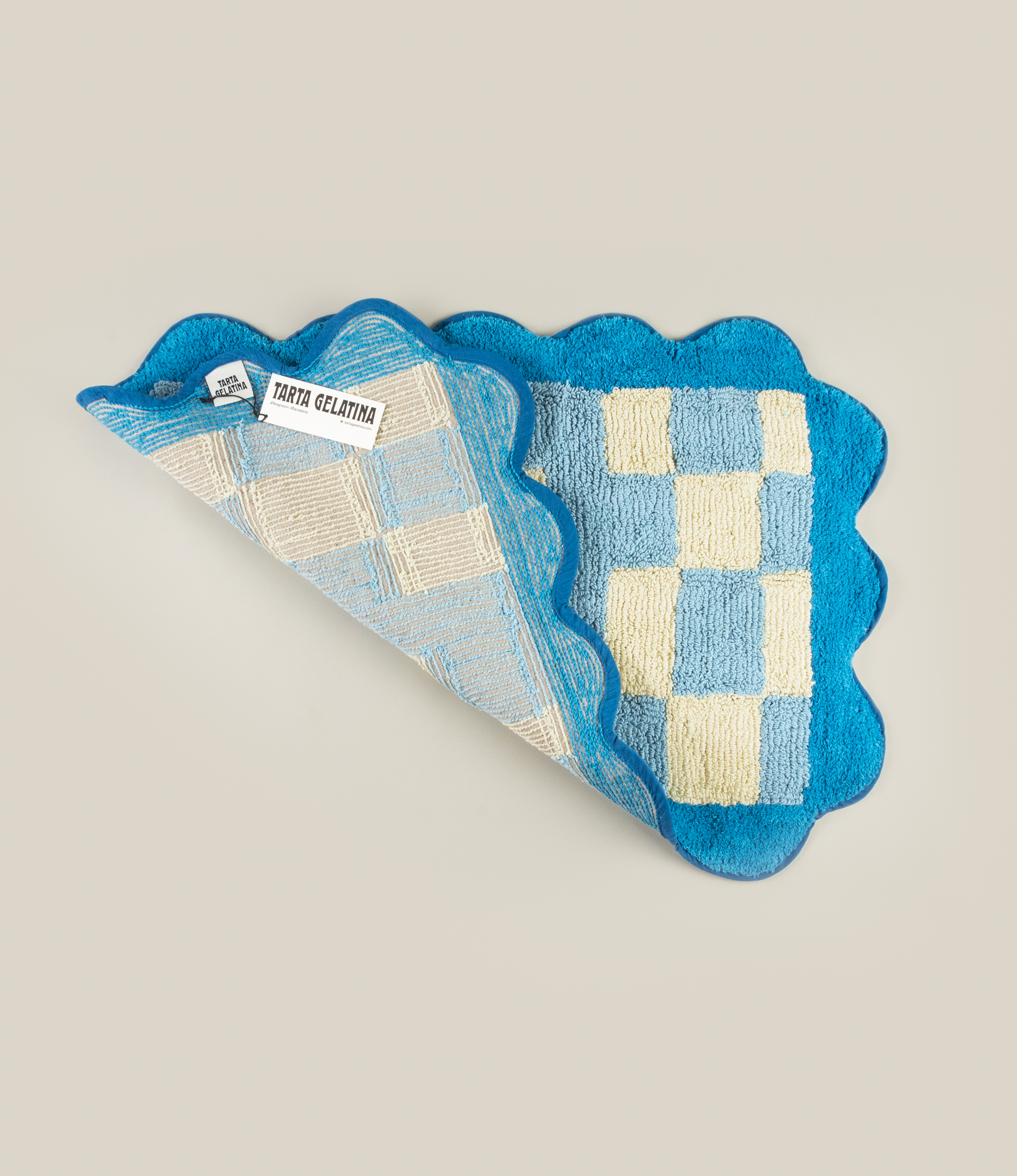Tarta Gelatina's detailed view of the Burbuja Bathmat’s plush cotton texture and checkered pattern, emphasizing its absorbent and natural material.