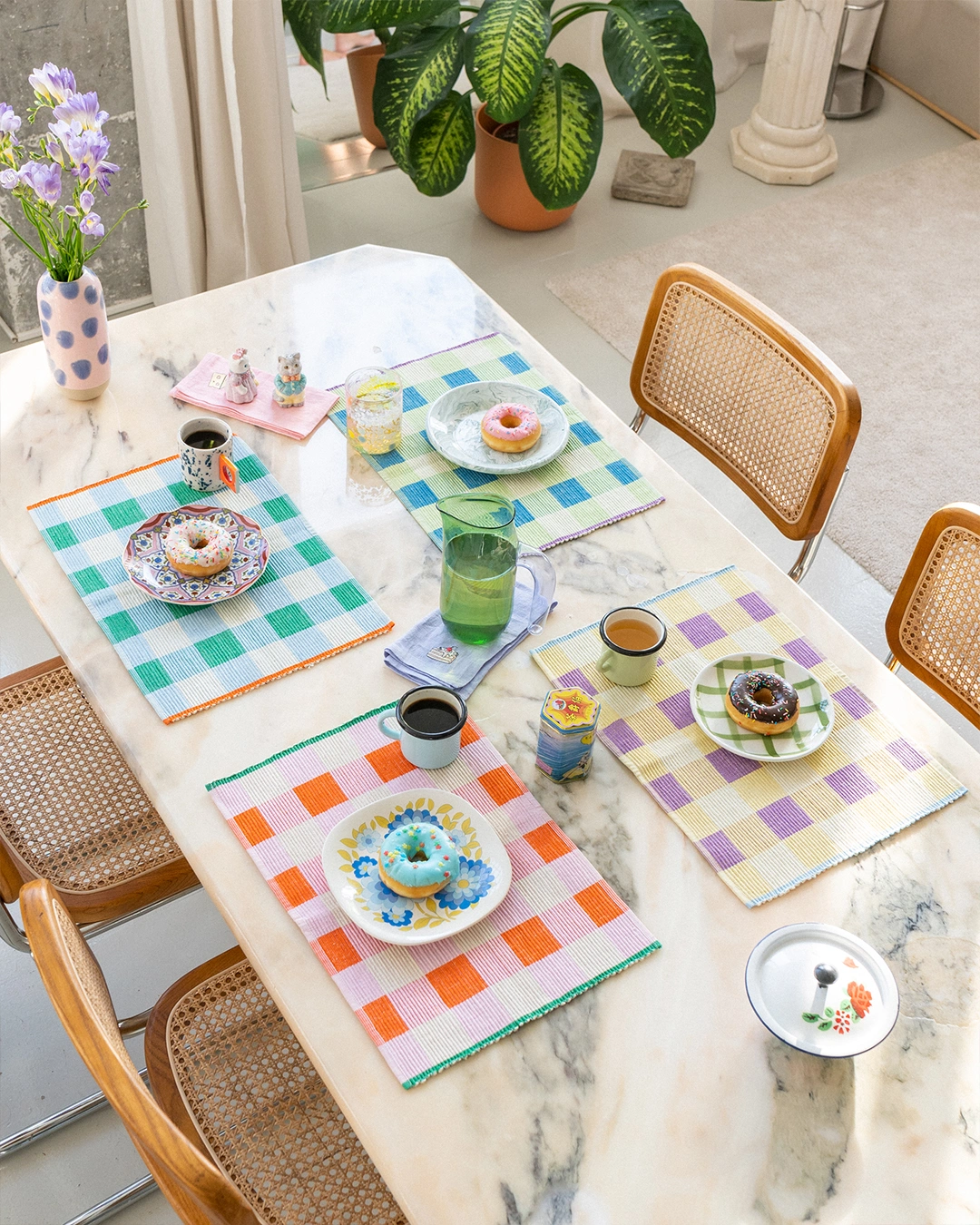 Merienda Placemats from Tarta Gelatina. The checkered placemats come in 4 different color variations: blue, green, pink-orange and lilac-lemon. They are a sustainable choice for your maximalist kitchen.