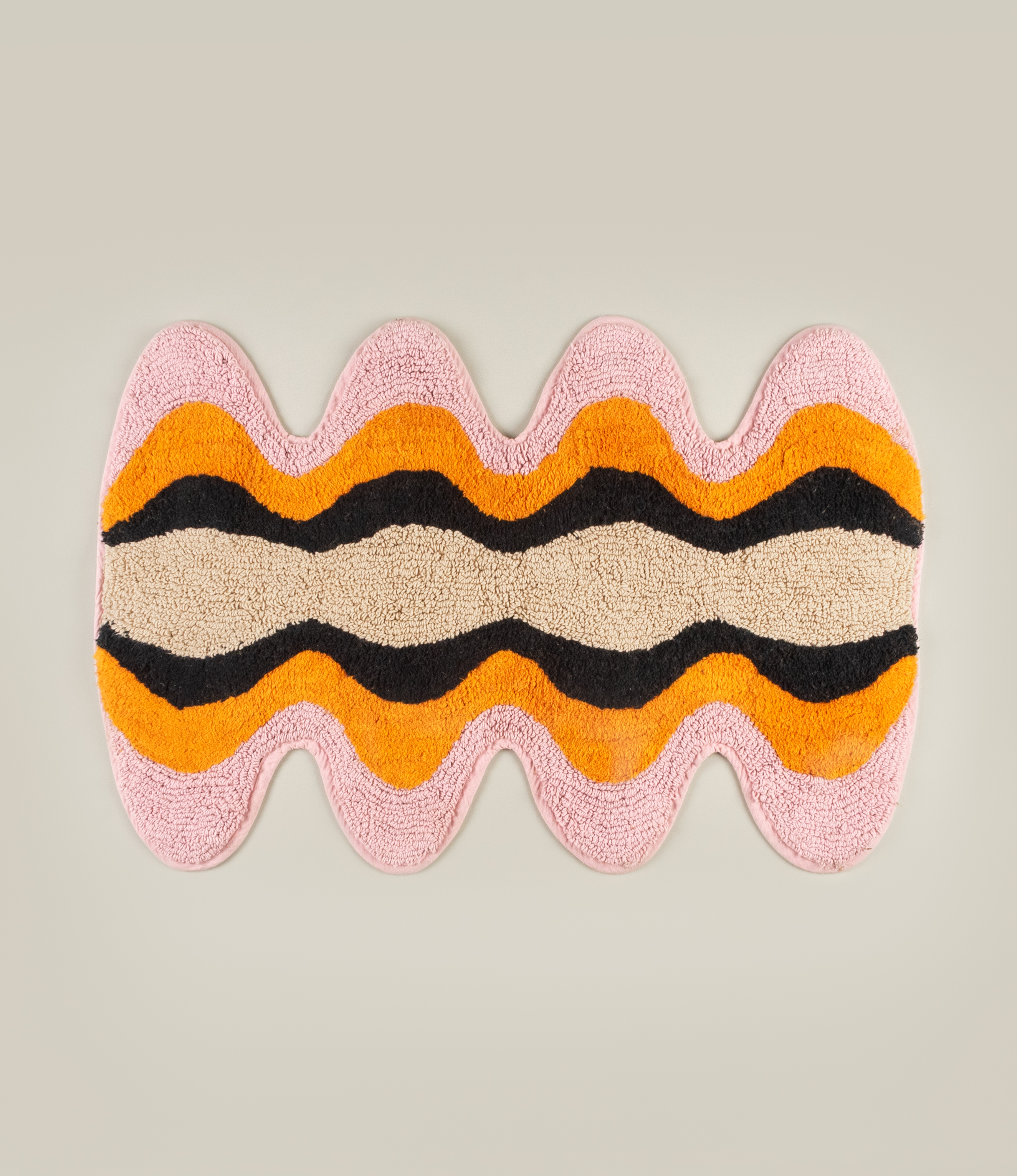 Full view of Tarta Gelatina Plankton Bathmat with its dynamic wave-inspired pattern and sculptural silhouette, designed in Spain.