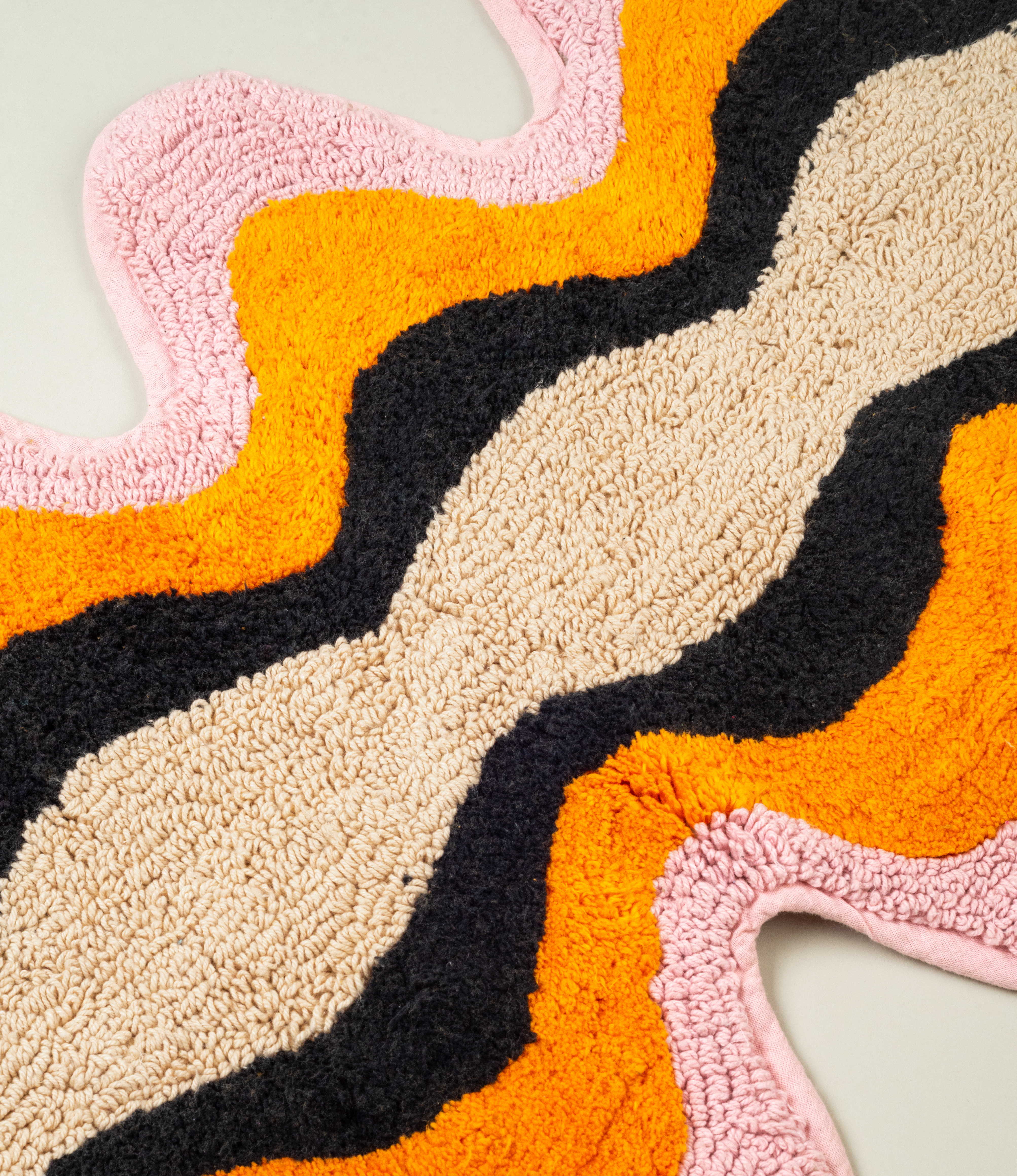 Detailed view of Tarta Gelatina Plankton Bathmat’s plush cotton texture and scalloped border, highlighting its soft and absorbent material.