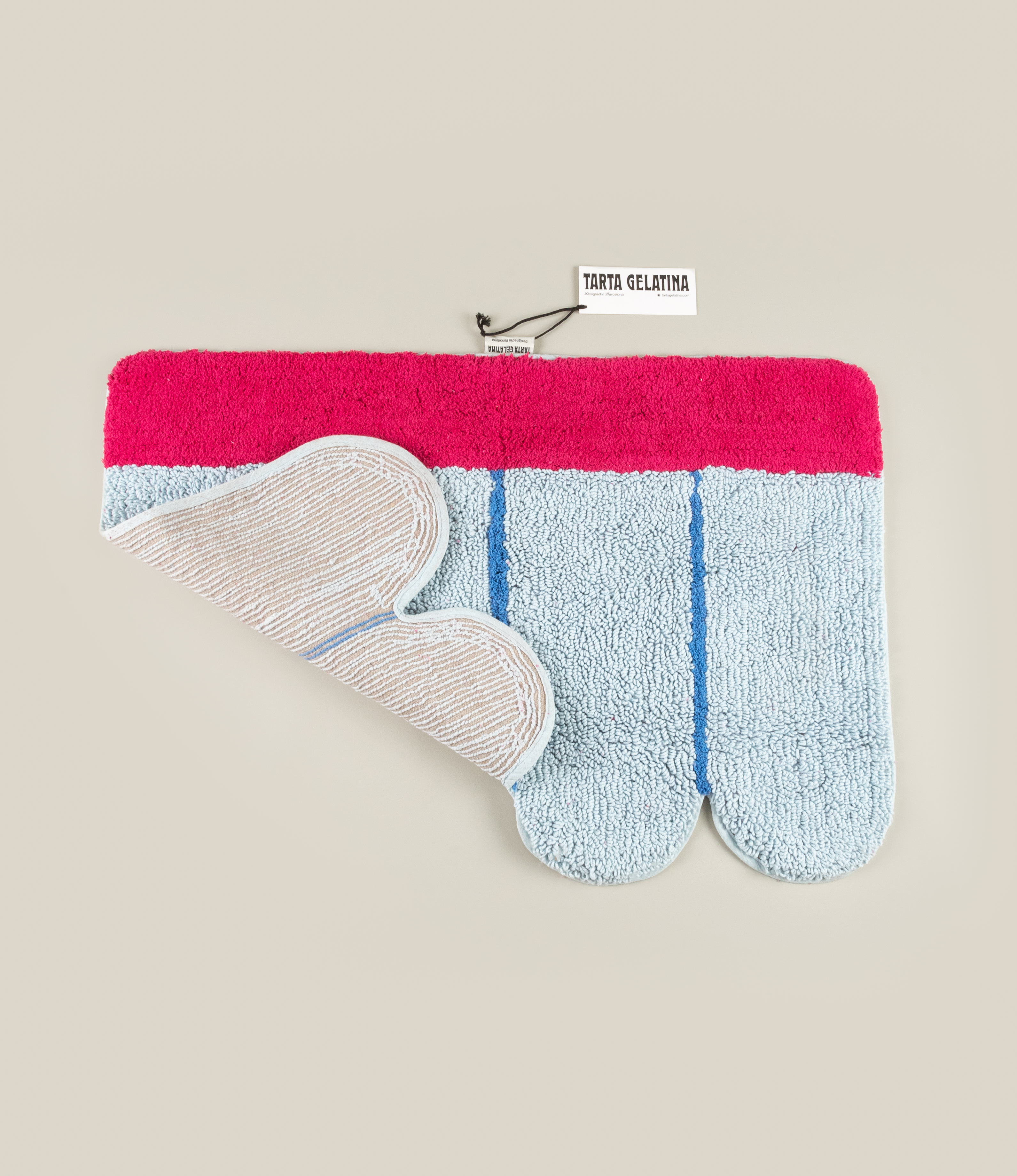 Tarta Gelatina Poolside Bathmat partially folded to display the underside, revealing a sturdy non-slip backing.