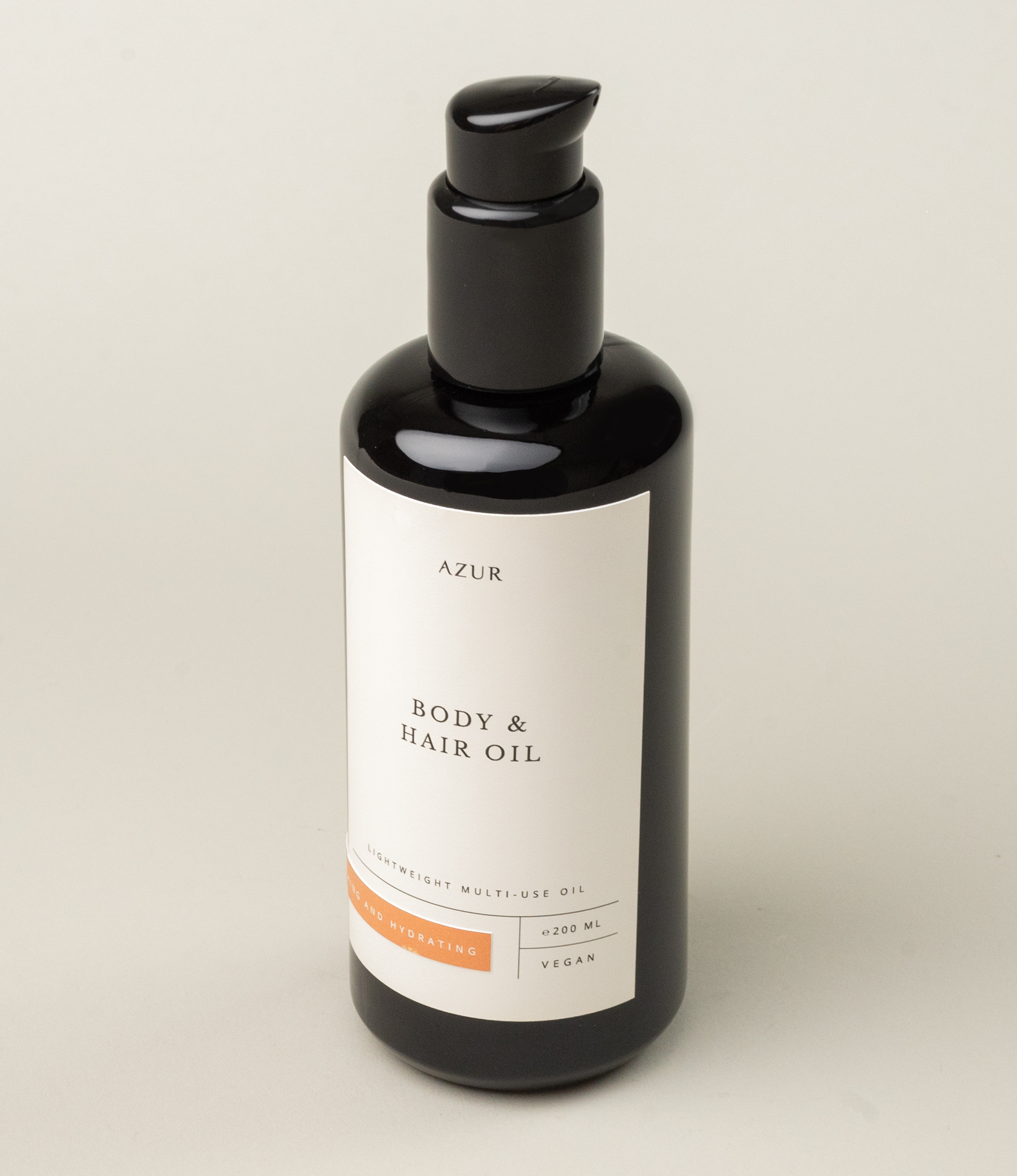 Azur's natural hair and body oil comes in a 200ml, sustainable UV protected dark glass. The bottle has a pump on the top to measure the right amount each time you use the product.