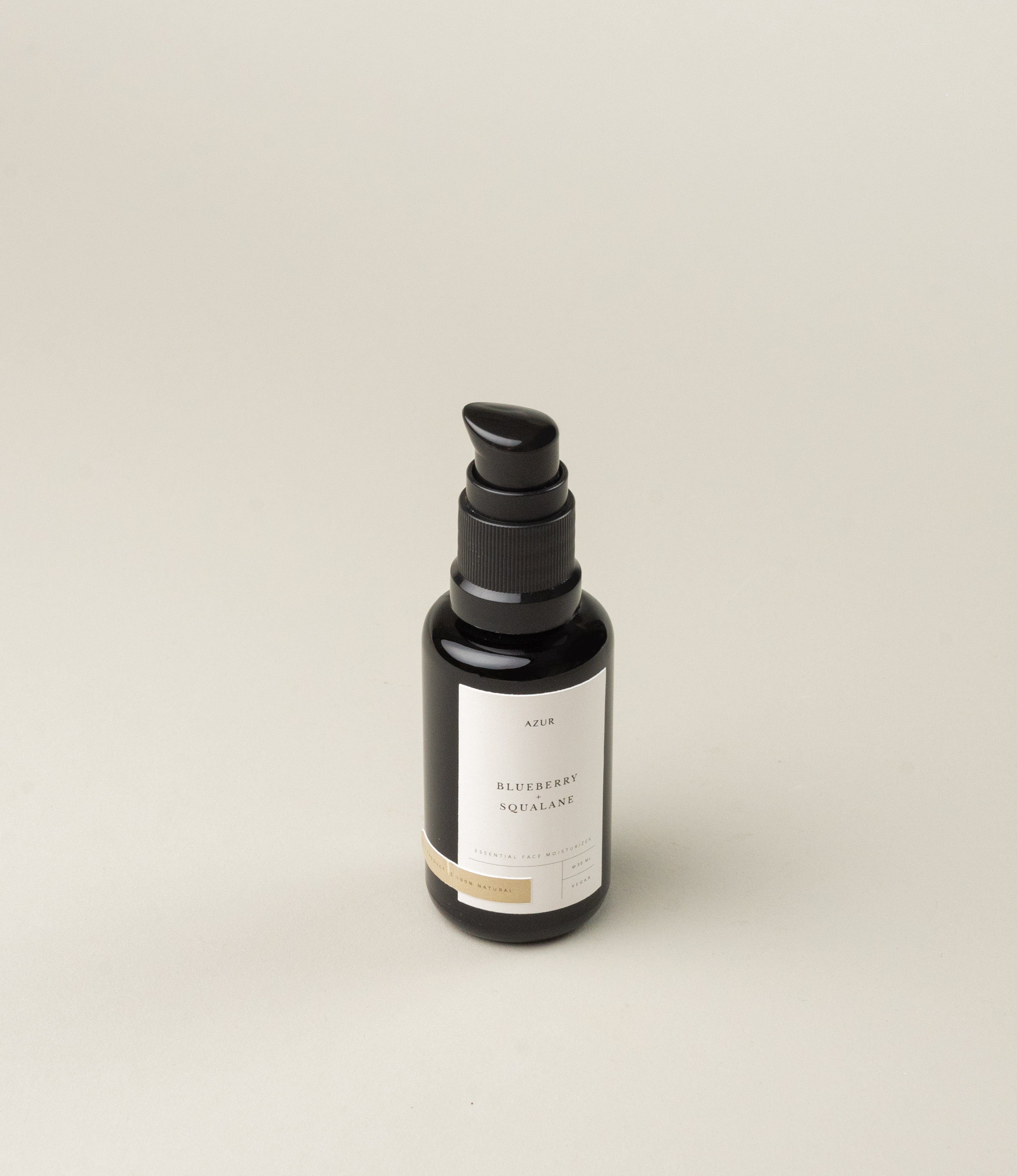 Natural Face Oil from Azur. The oil comes in a dark glass whit a pump on the top to measure the perfect amount needed. 