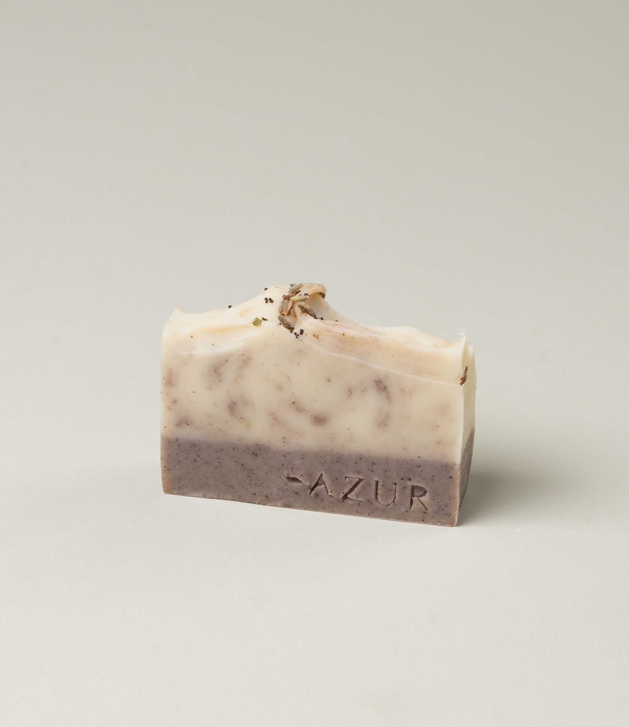 Levender Fields is a natural hand made soap from Azur Natural Body Care. The soap has a warm tone, beige and brown with some levender and other spices sprinkled on top.