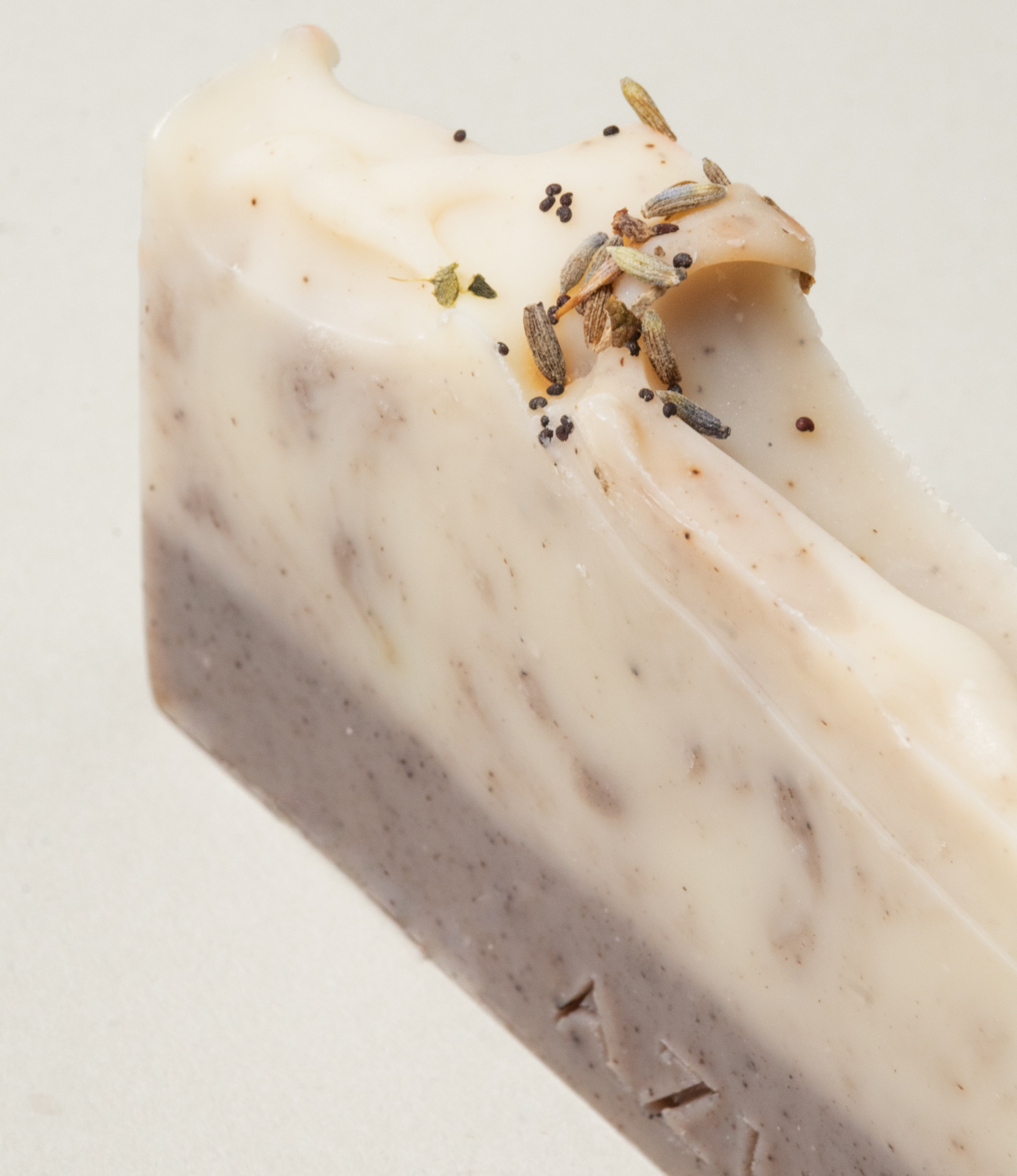 Levender Fields is a natural hand made soap from Azur Natural Body Care. The soap has a warm tone, beige and brown with some levender and other spices sprinkled on top.