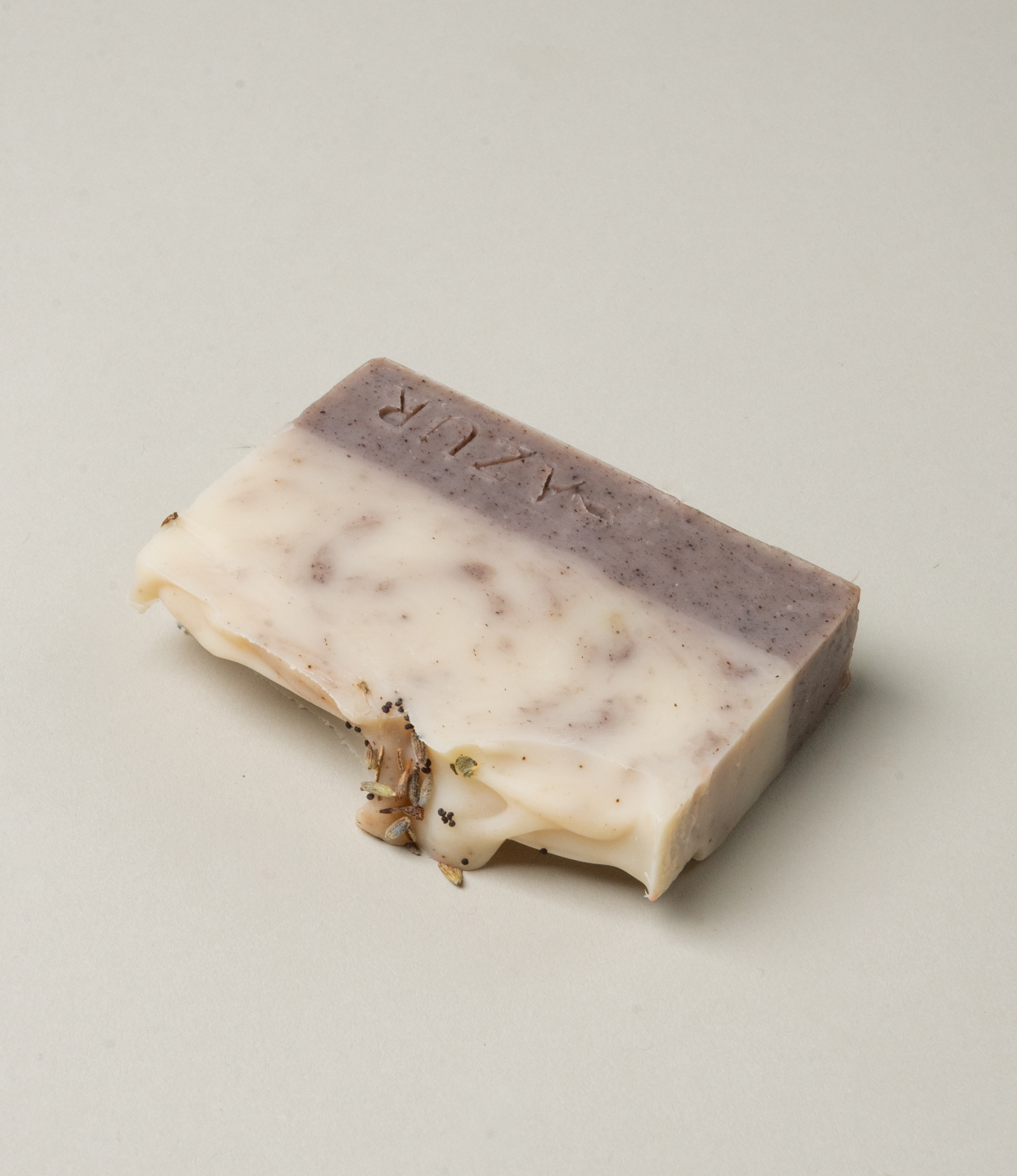 Levender Fields is a natural hand made soap from Azur Natural Body Care. The soap has a warm tone, beige and brown with some levender and other spices sprinkled on top.