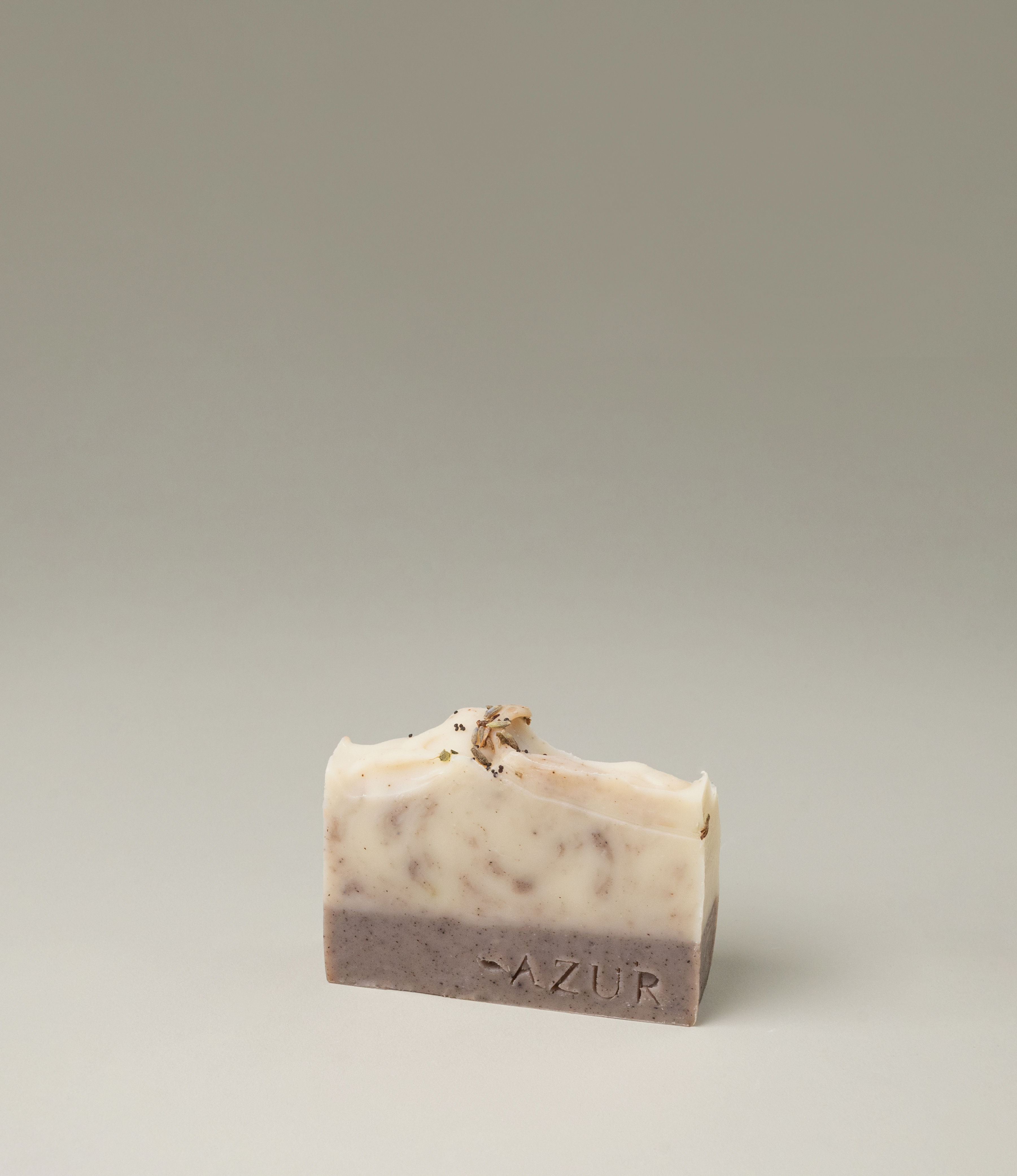 Levender Fields is a natural hand made soap from Azur Natural Body Care. The soap has a warm tone, beige and brown with some levender and other spices sprinkled on top.