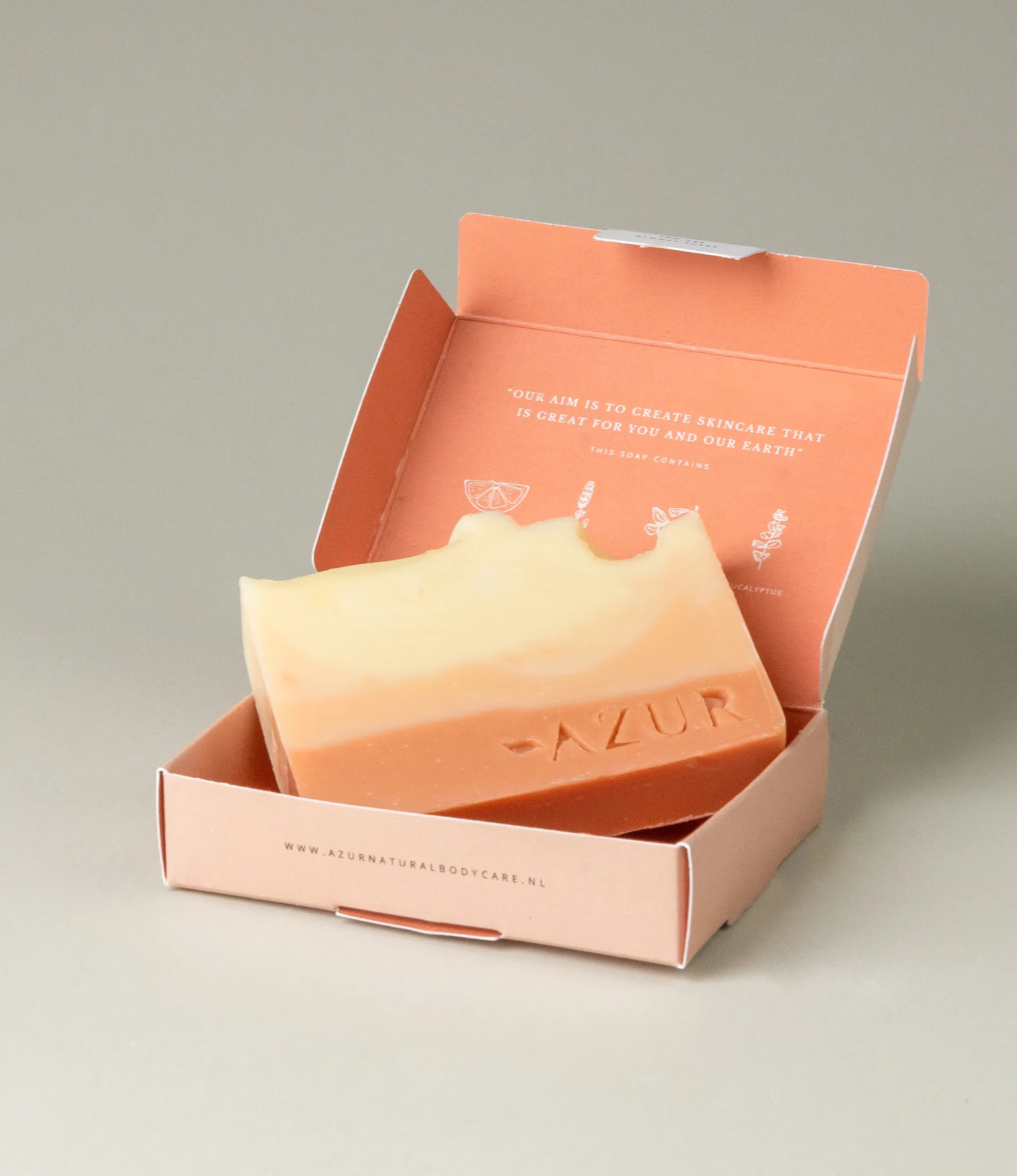 This soap has the scent of Sunset Dreams and it was crafted by Azur Natural Bodycare. The product merges shades of orange and vanilla reminding the costumer of a sunset. The top of the soap looks like the waves of the ocean.