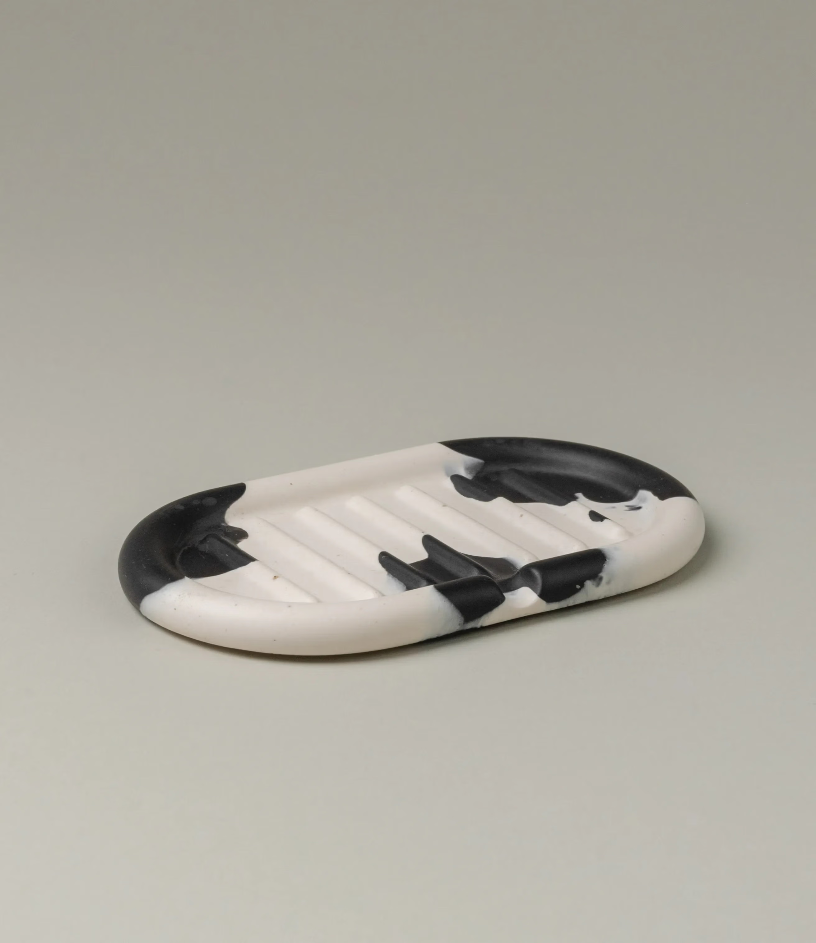 Soap dish from Gritful in a monochrome black and white color. The item has a rounded shape, fits perfectly with our soaps from Azur Natural Bodycare.