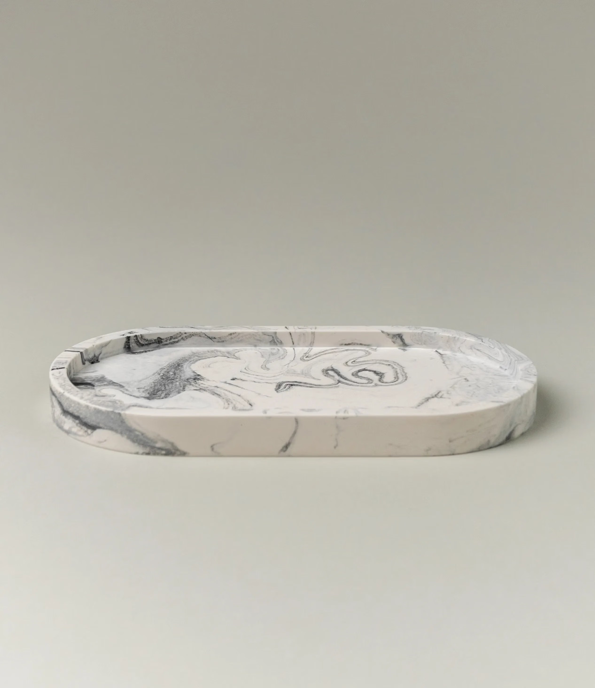 Tray with a marble effect, in a monochrome balck and white color hue. The tray is rounded, perfect to hold your jewelry or small items.