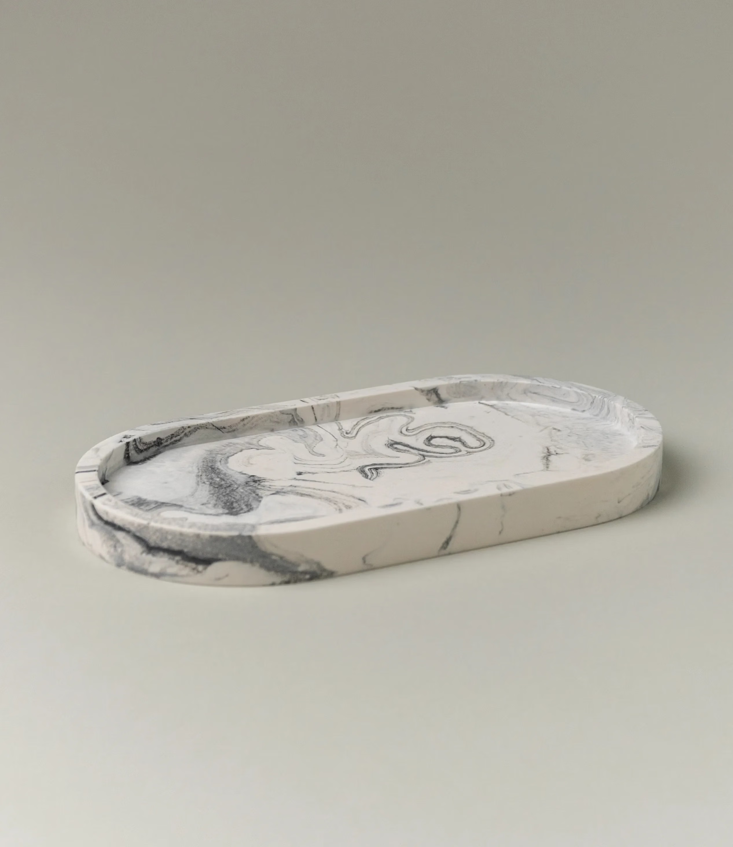 Tray with a marble effect, in a monochrome balck and white color hue. The tray is rounded, perfect to hold your jewelry or small items.