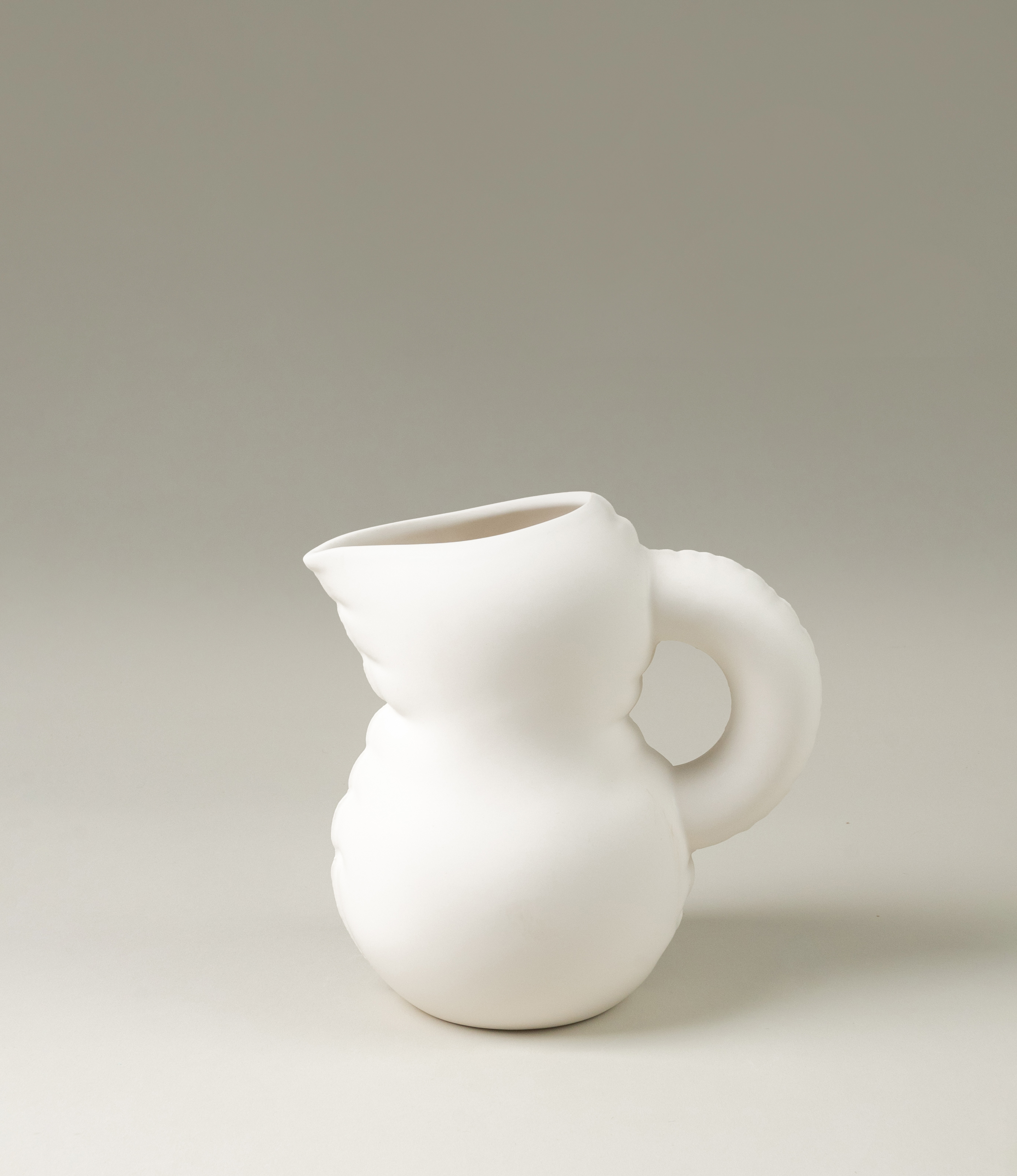 Jug called 'Emily' from Homestudyo comes in the soothing bone color. The product looks like an inflated balloon but was made from ceramic.