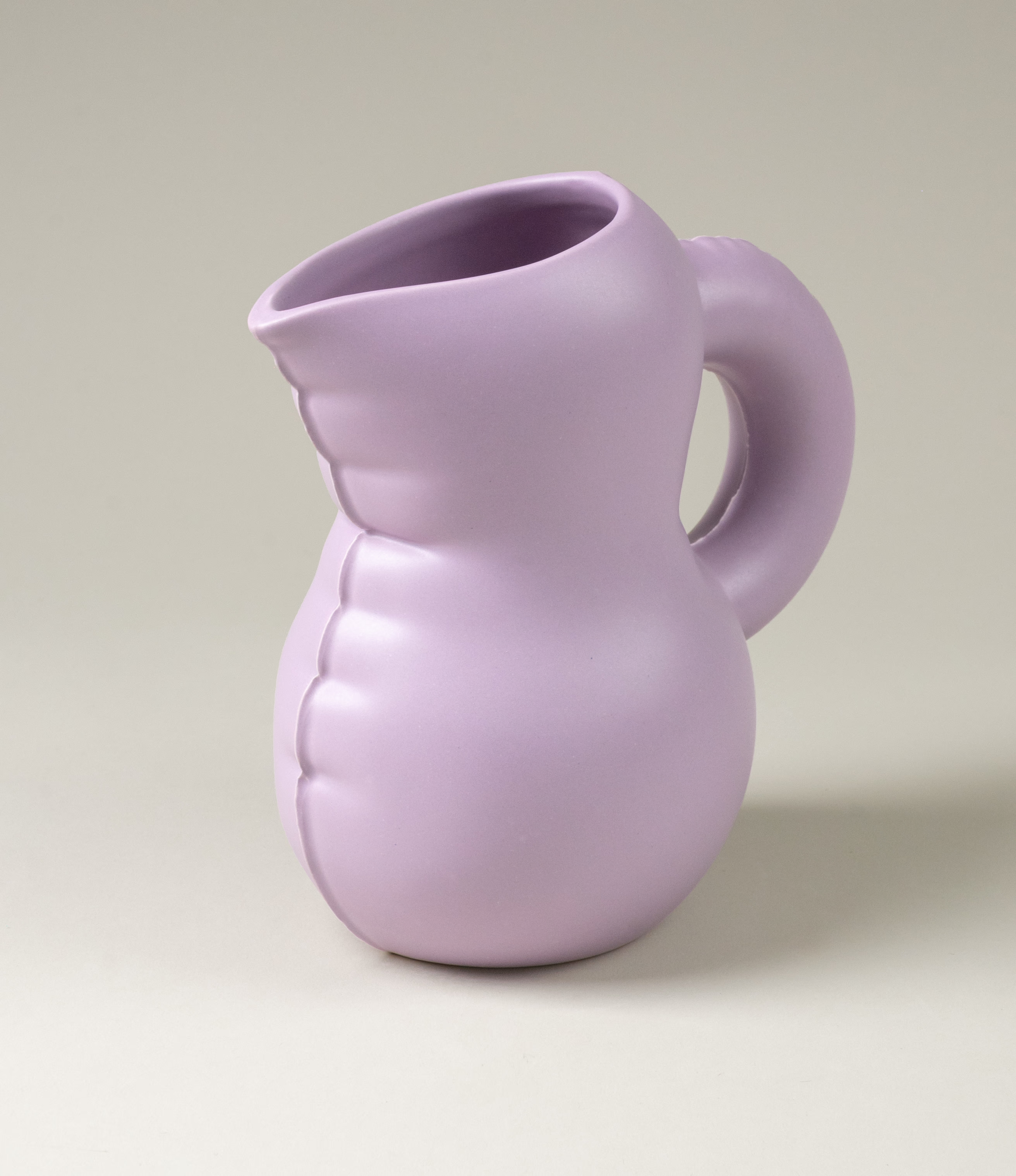 Jug called 'Emily' from Homestudyo comes in the soothing pastel lila color. The product looks like an inflated balloon but was made from a sturdy ceramic material.