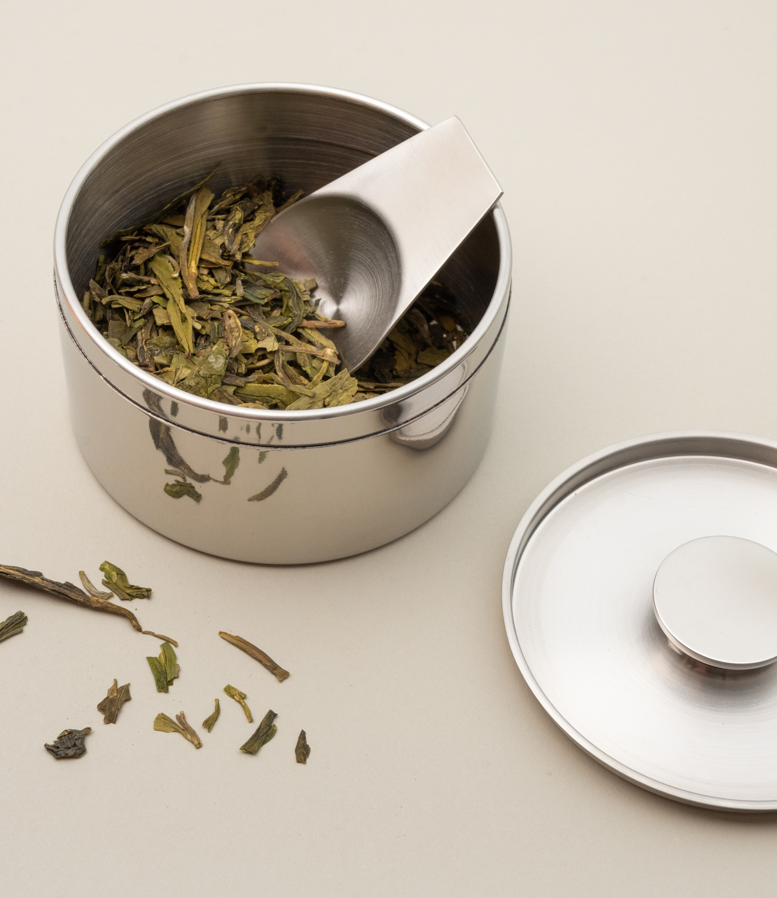 Stainless Steel Tea Canister from the Japanese brand Kinto. The small sized item can hold 250ml of your favorite tea leaves or coffee beans. In this picture you can see how it looks in use.