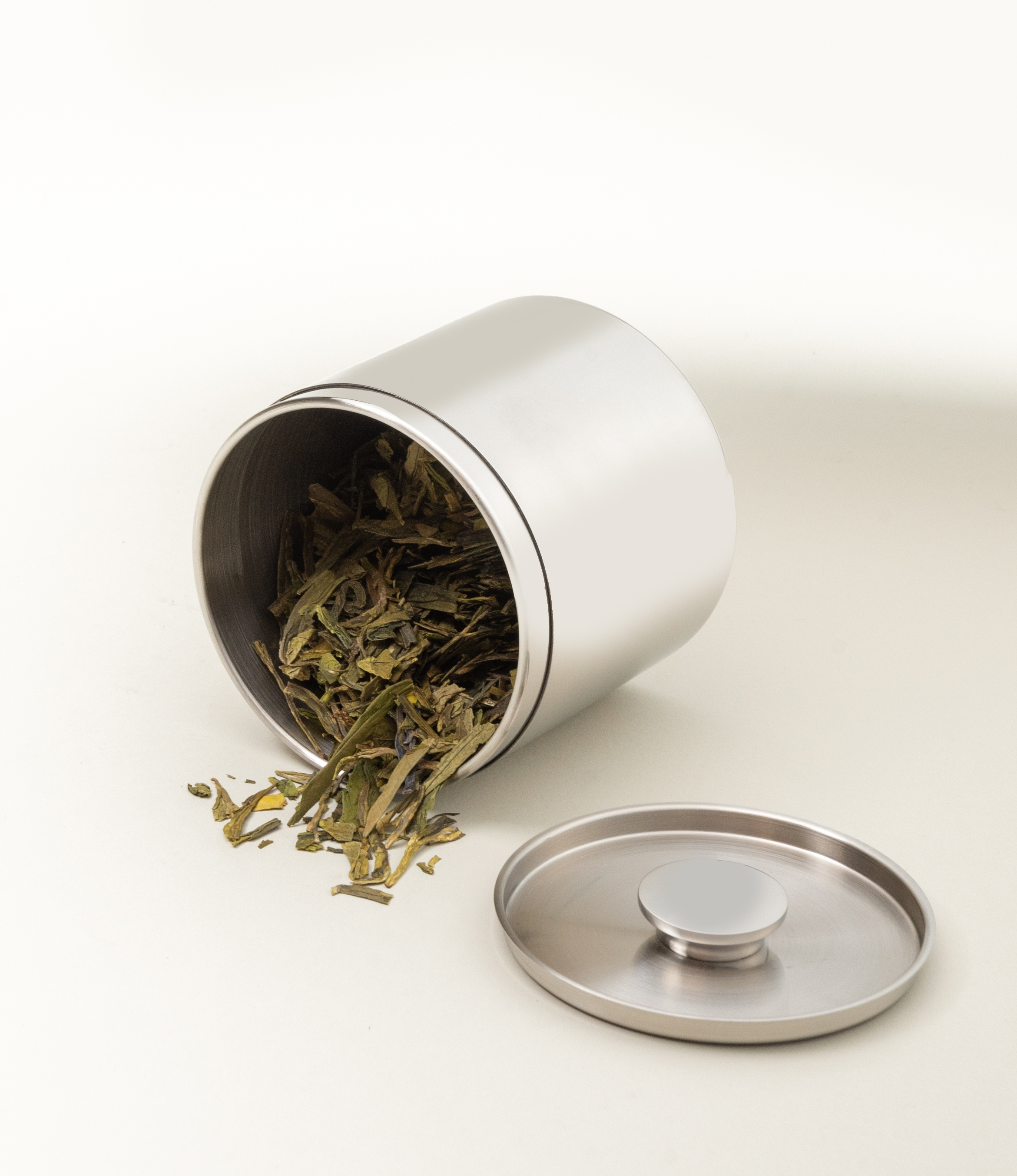 LT Tea Canister from the Japanese brand Kinto. The stainless steel item can hold 450ml of your favorite tea leaves or coffee beans. In this picture you can see it in use.