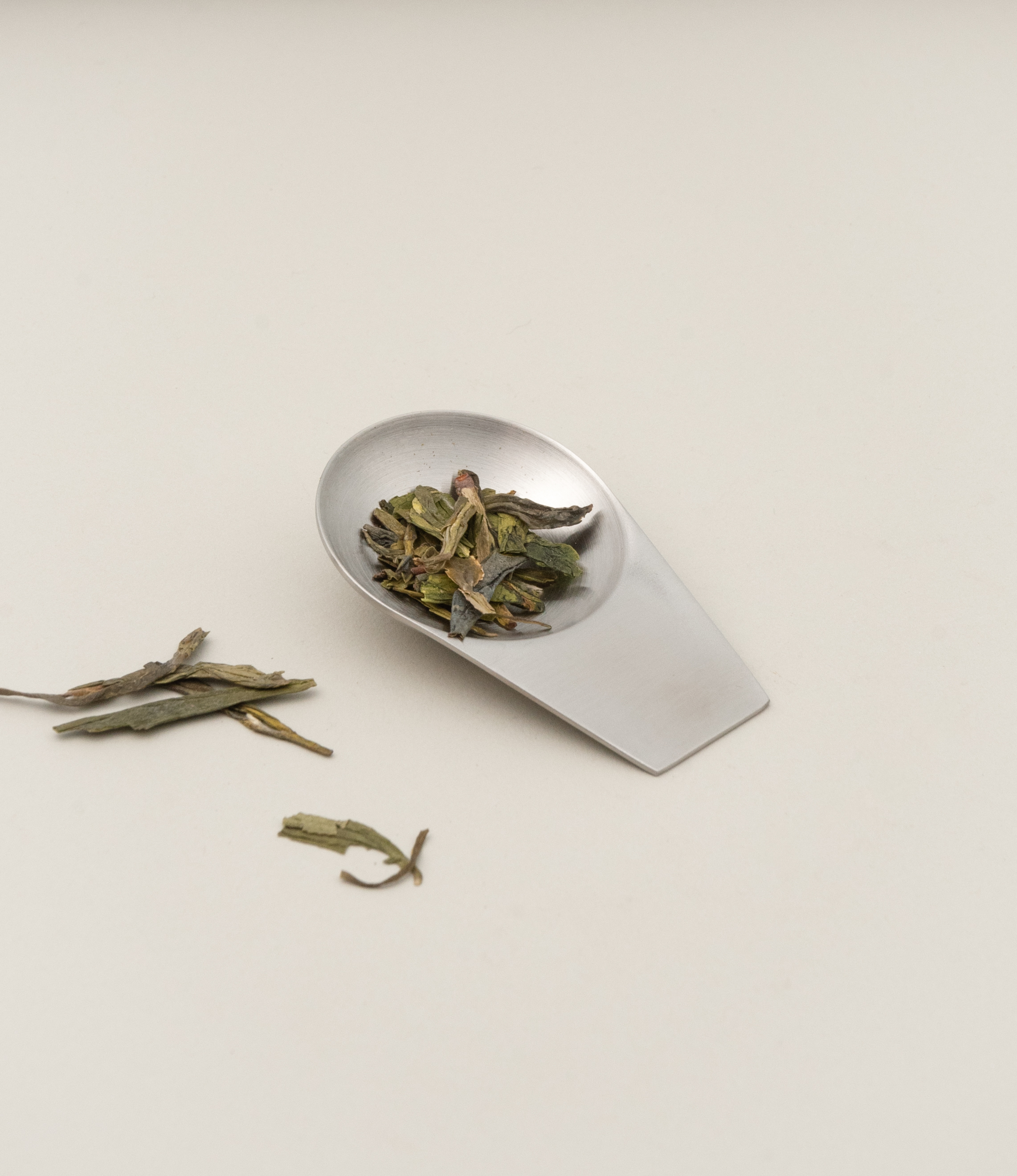 LT Tea Scoop from the japanese brand Kinto. The item is made of stainless steel and perfect for measuring the right amount of tea for your perfect morning or afternoon.