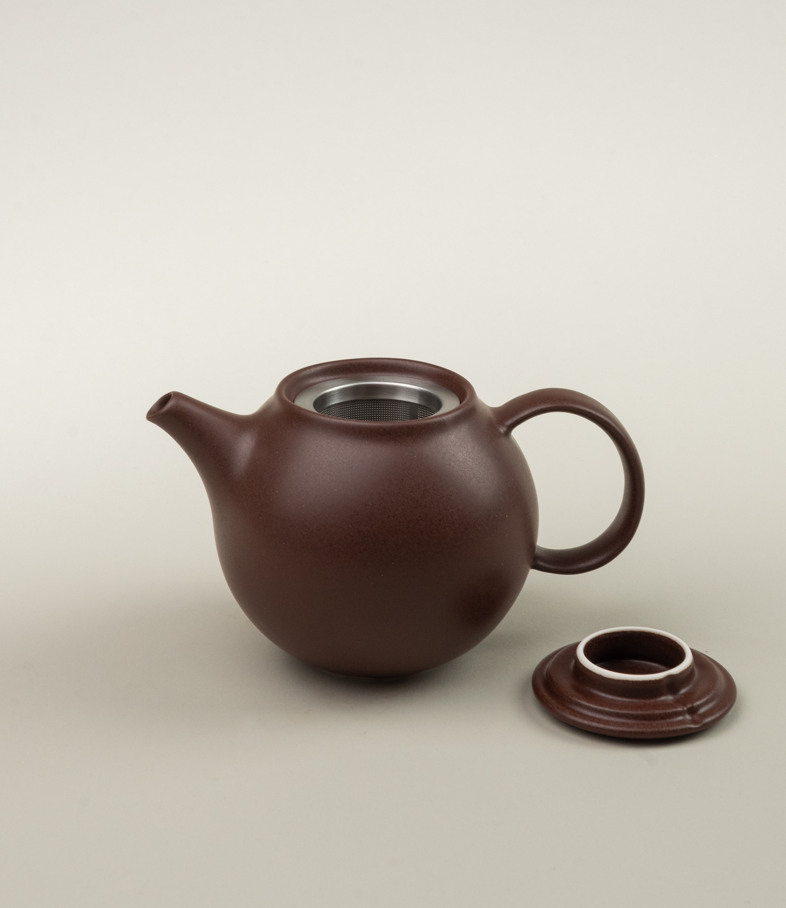 Pebble Tea Pot from the japanese brand Kinto is a small sized item. It can hold 500ml of liqued and it comes in the two minimalist colors, white and brown.