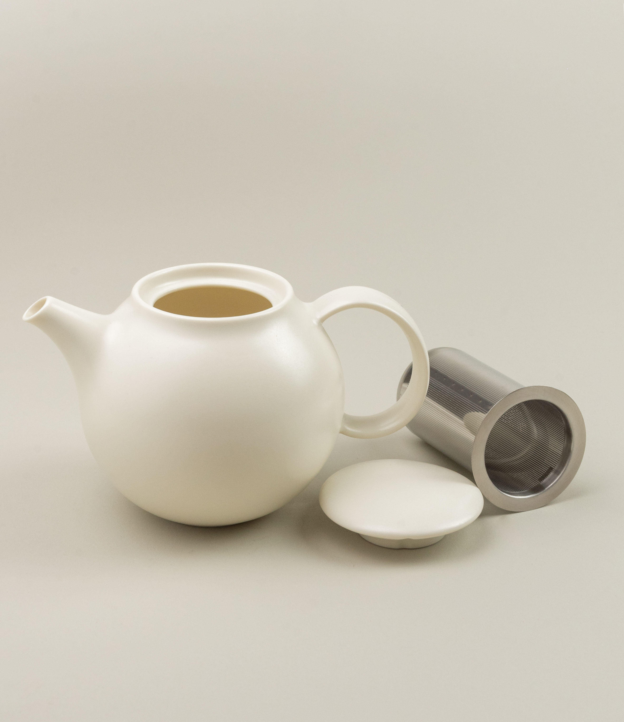 Pebble Tea Pot from the japanese brand Kinto is a small sized item. It can hold 500ml of liqued and it comes in the two minimalist colors, white and brown.