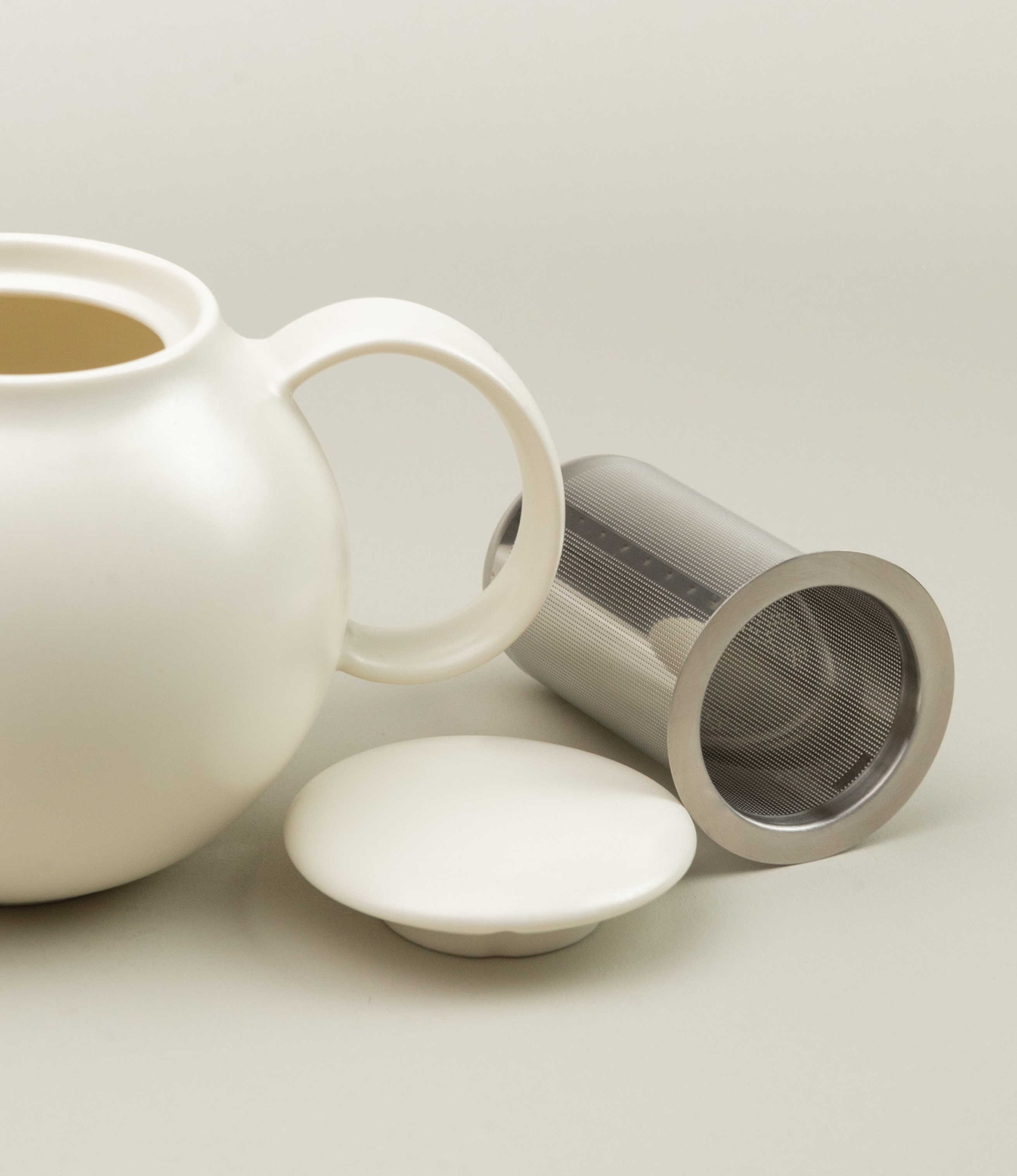 Pebble Tea Pot from the japanese brand Kinto is a small sized item. It can hold 500ml of liqued and it comes in the two minimalist colors, white and brown.