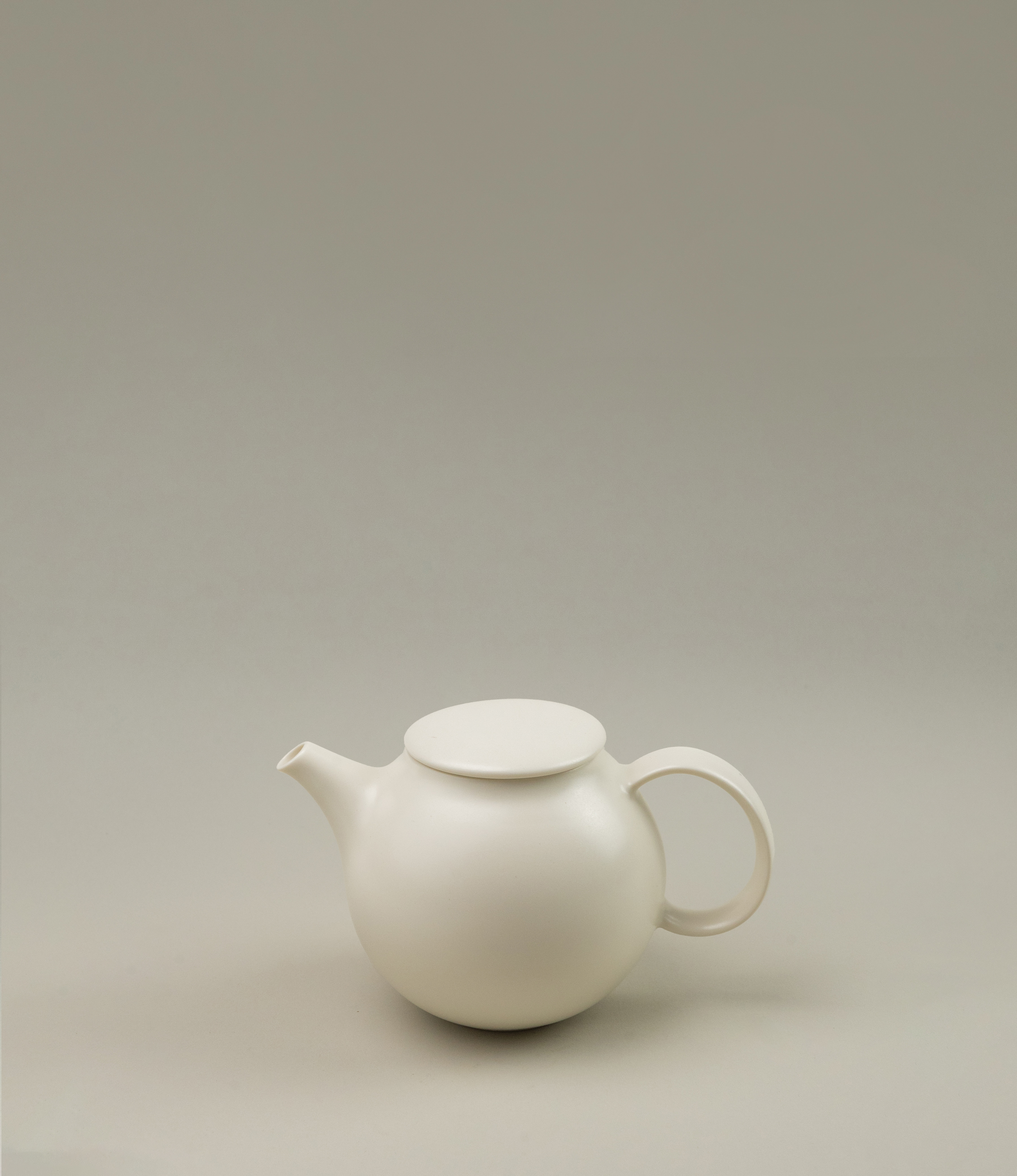 Pebble Tea Pot from the japanese brand Kinto is a small sized item. It can hold 500ml of liqued and it comes in the two minimalist colors, white and brown.