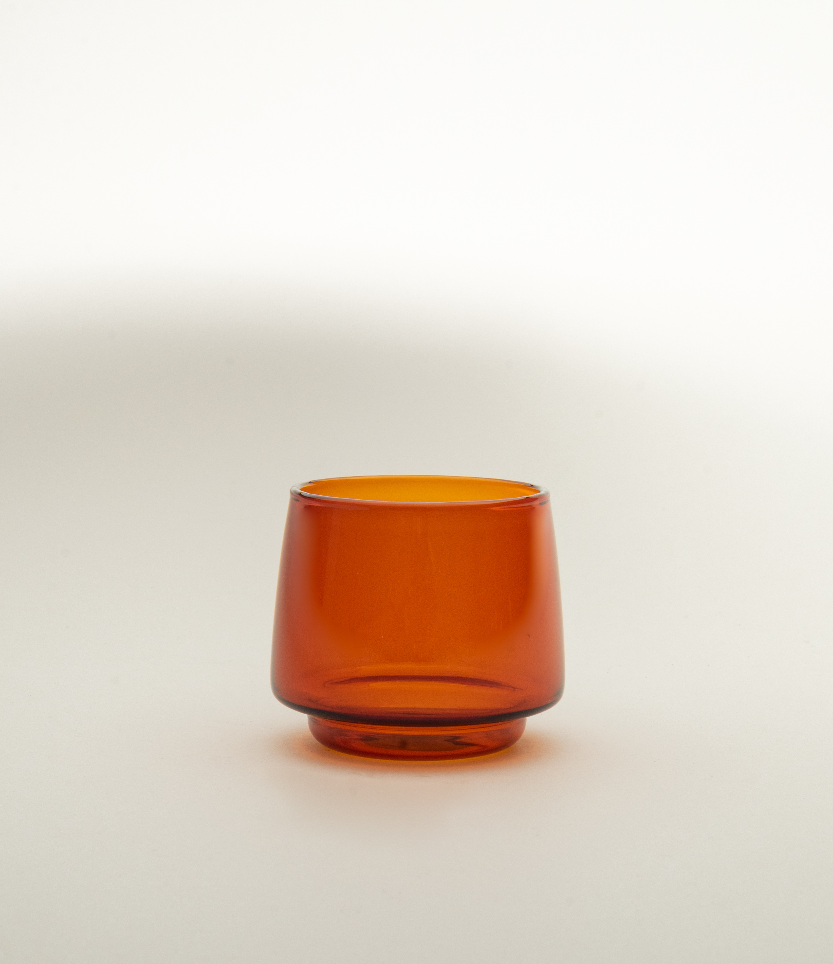 Kinto's Sepia Tumber comes in the trending amber color. The tumbler is perfect for any hot or cold beverage. The item can hold 270ml of liquid. The shape is slightly goes inwards from the bottom to the top, so its comfortable to hold.