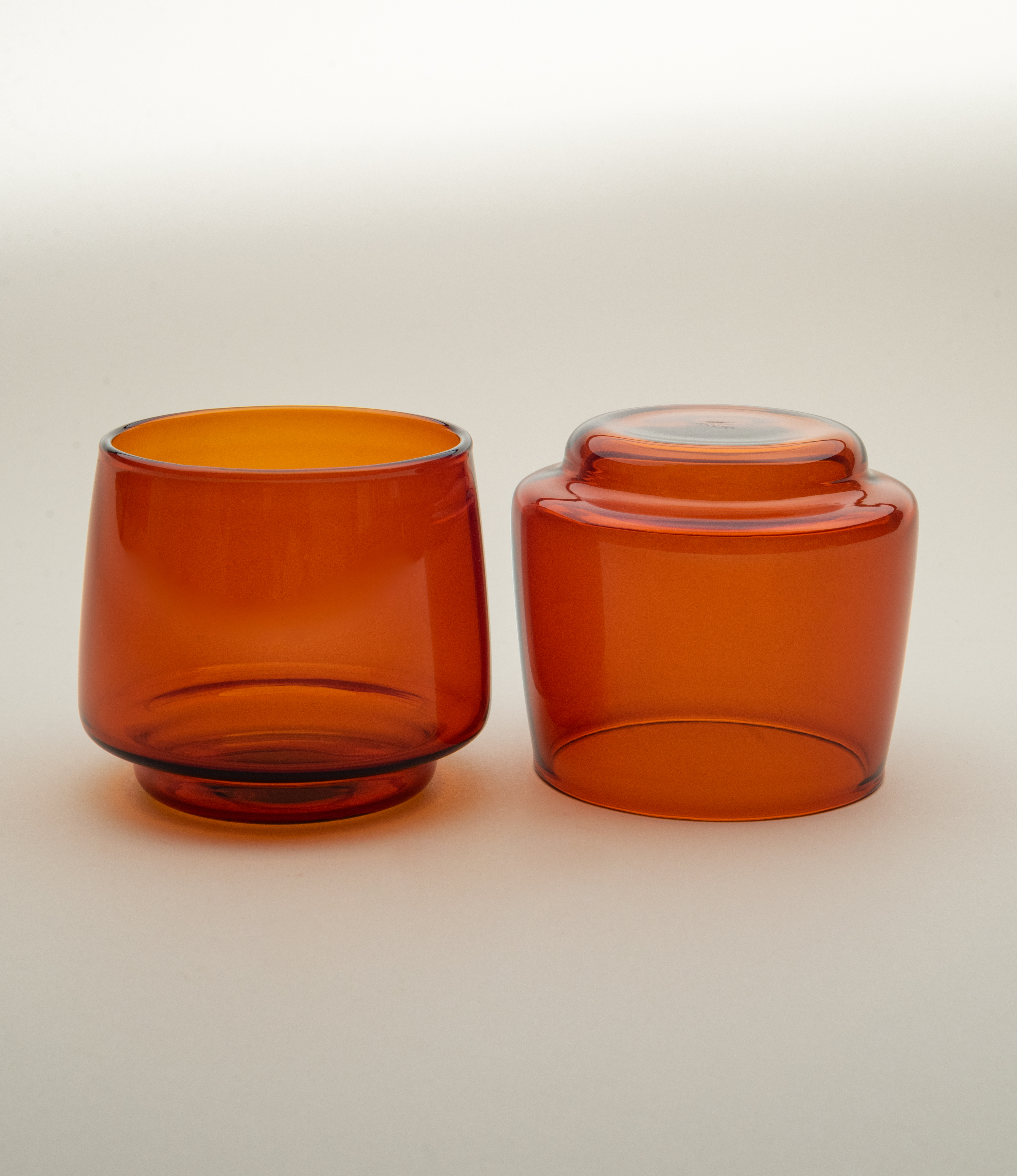 Kinto's Sepia Tumber comes in the trending amber color. The tumbler is perfect for any hot or cold beverage. The item can hold 270ml of liquid. The shape is slightly goes inwards from the bottom to the top, so its comfortable to hold.