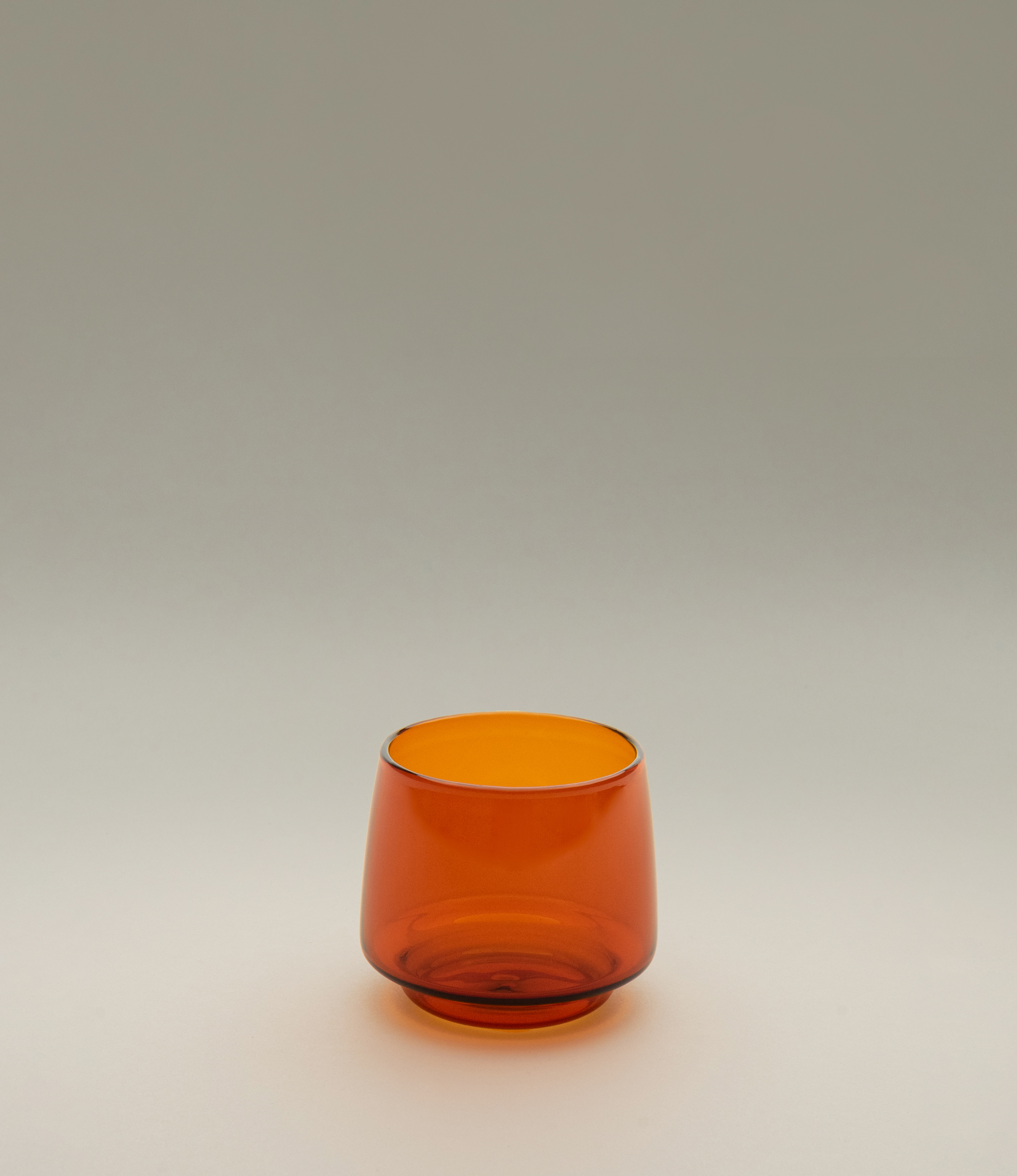 Kinto's Sepia Tumber comes in the trending amber color. The tumbler is perfect for any hot or cold beverage. The item can hold 270ml of liquid. The shape is slightly goes inwards from the bottom to the top, so its comfortable to hold.