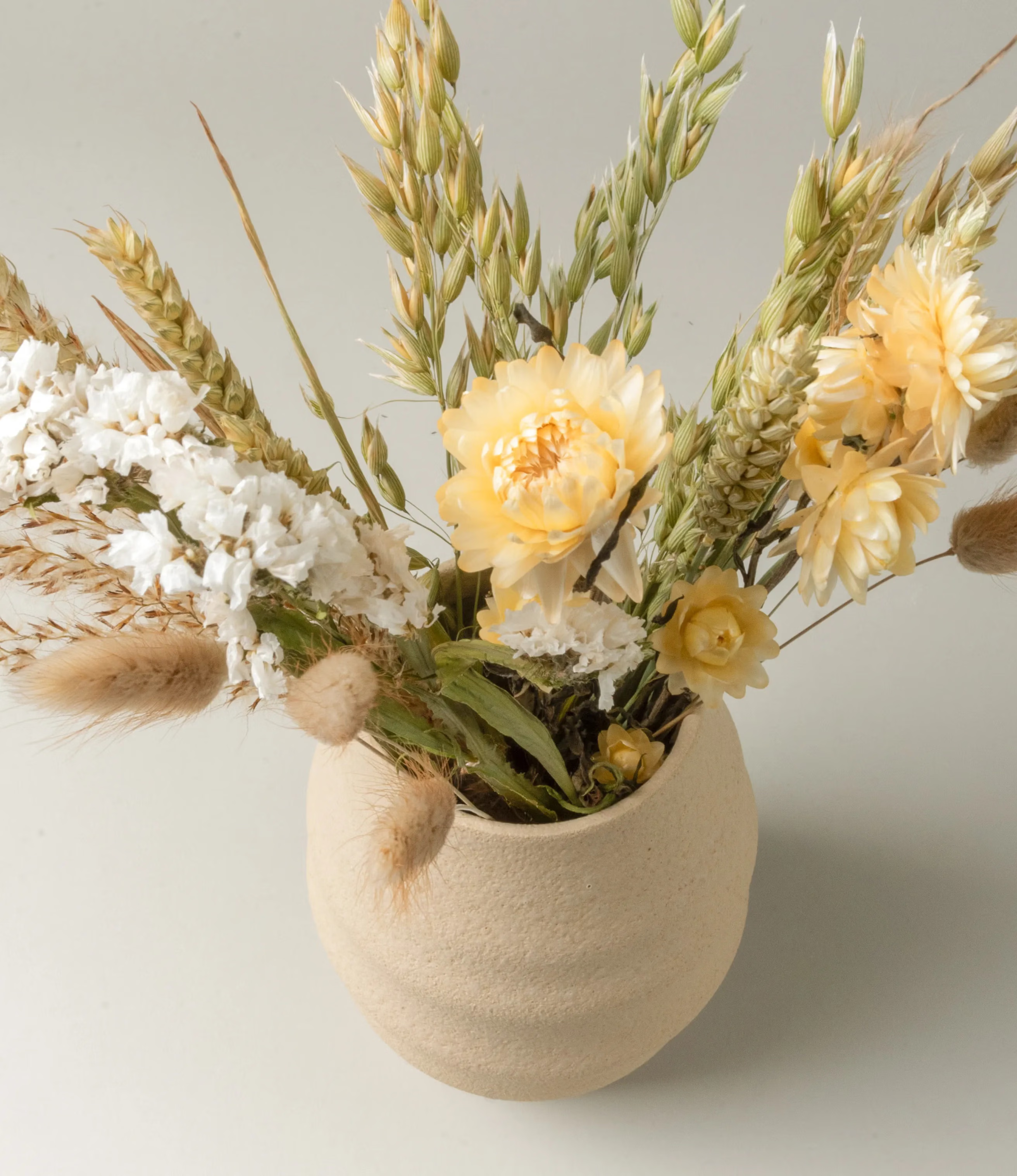 Dried flower bouquet in a neutral color hue. Fits perfectly any vase in any color. In this picture you can see the bouquet from top, in the Aonia Vase from Ocactuu